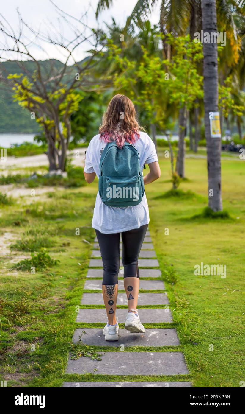 Süßer Fotograf und Reise-Blogger, der im Sommer ein Foto mit der Kamera macht Stockfoto