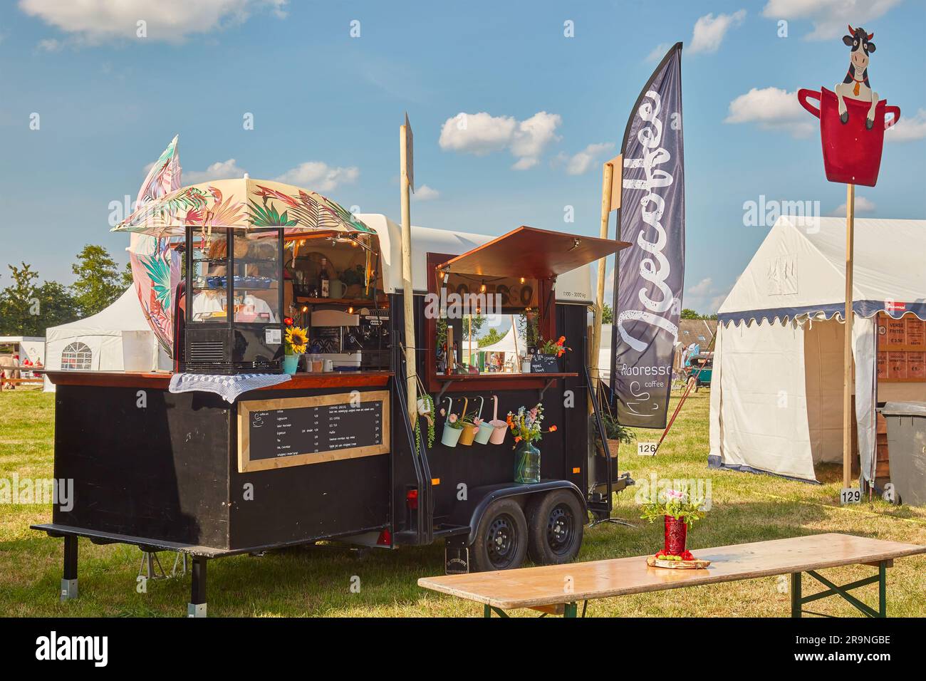 Aalten, Niederlande - 23. JUNI 2023: Dekorativer schwarzer Food-Truck, der Kaffeegetränke auf einer Landmesse in Aalten, Niederlande, verkauft Stockfoto