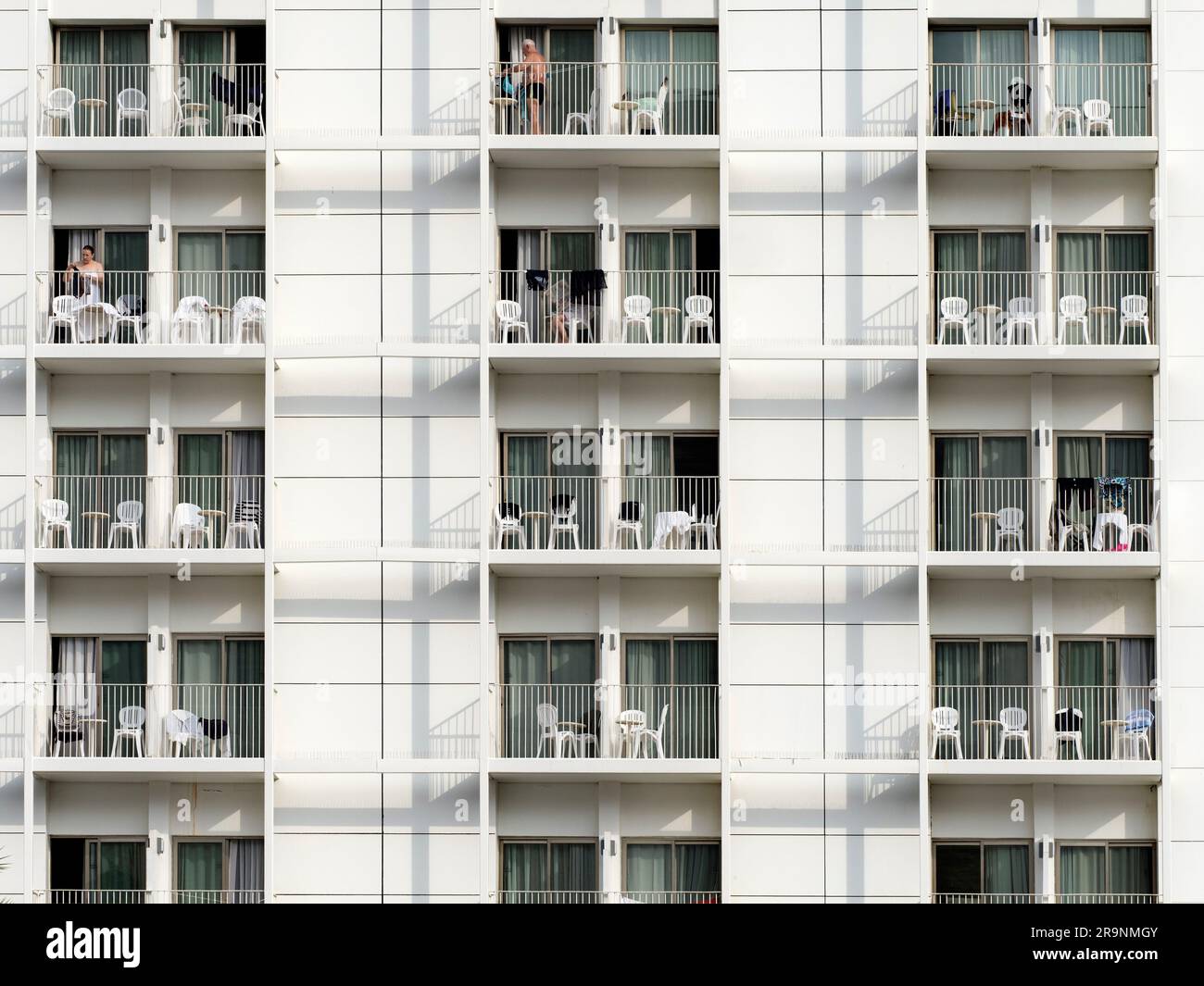 Eingebettet in ein Grabtal zwischen Jordanien im Osten und Israel im Westen liegt ein ungewöhnlicher Salzsee, der zufällig der niedrigste landgestützte See ist Stockfoto