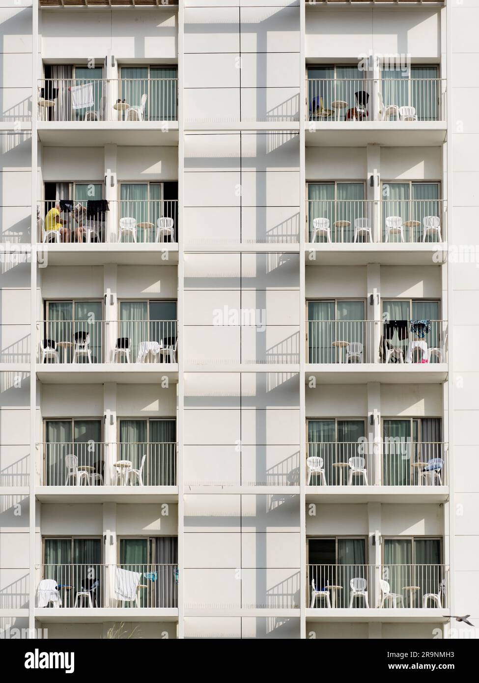 Eingebettet in ein Grabtal zwischen Jordanien im Osten und Israel im Westen liegt ein ungewöhnlicher Salzsee, der zufällig der niedrigste landgestützte See ist Stockfoto