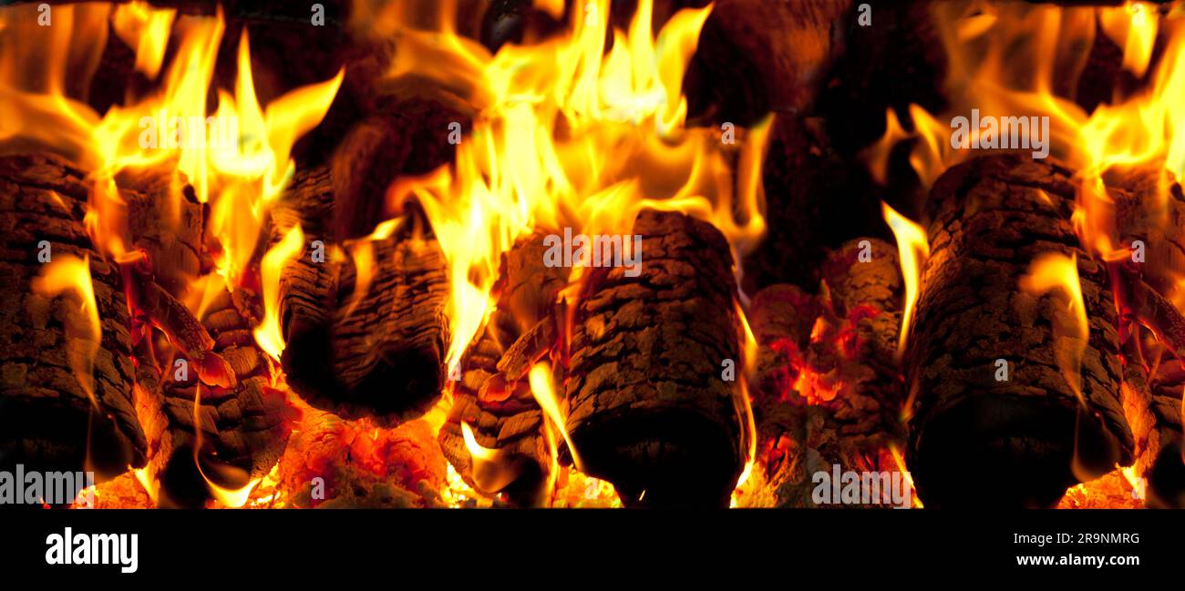 Nahaufnahme von brennendem Brennholz im Kamin. Feuerstelle heiß Vorsicht Stockfoto