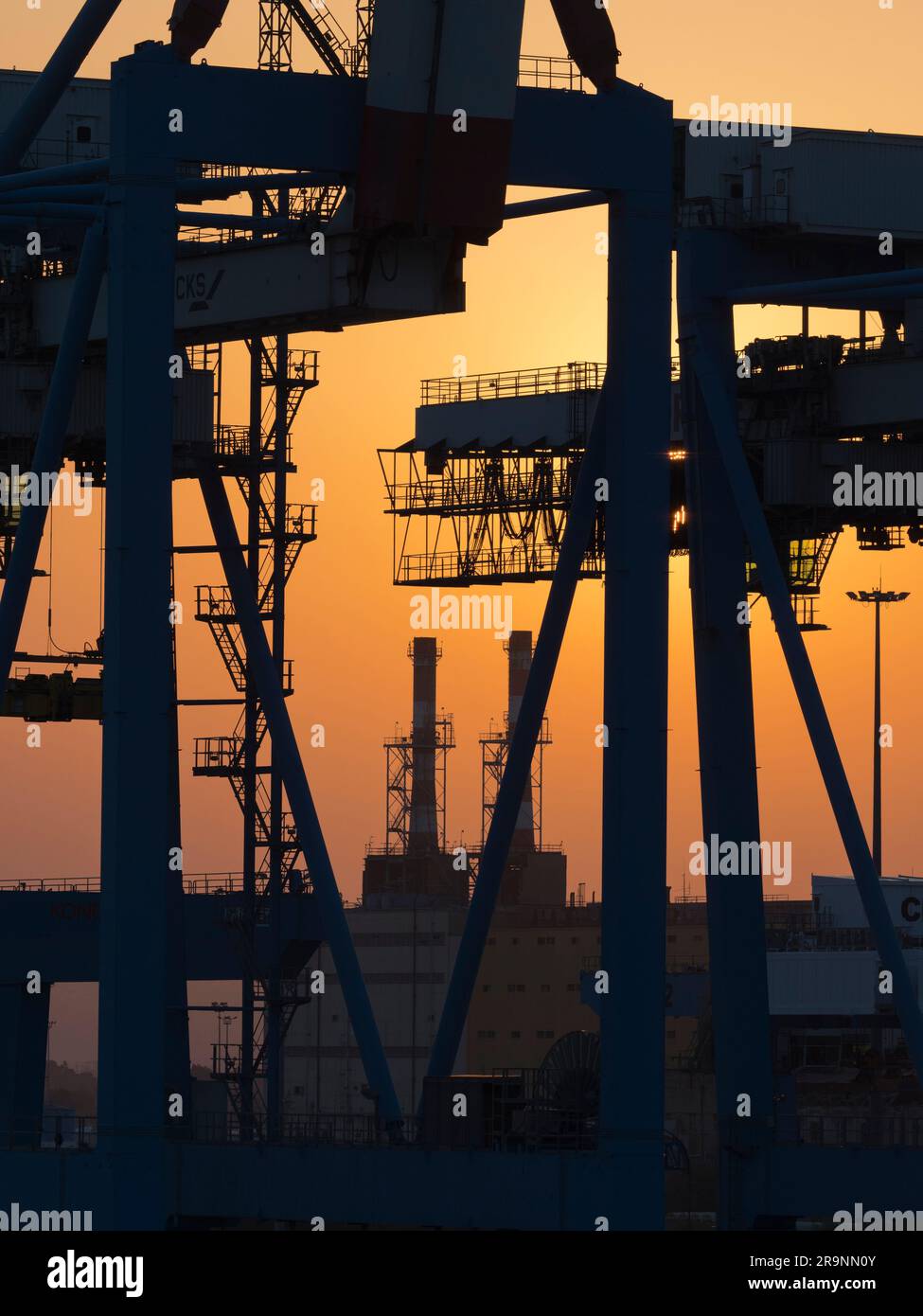 Der Hafen von Haifa ist der größte in Israel; er verfügt über einen ganzjährig betriebenen natürlichen Tiefwasserhafen und bedient sowohl Passagier- als auch Handelsschiffe. Es Stockfoto