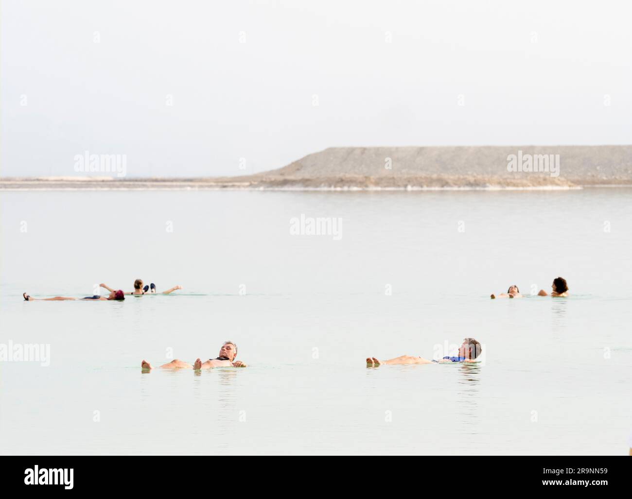 Eingebettet in ein Grabtal zwischen Jordanien im Osten und Israel im Westen liegt ein ungewöhnlicher Salzsee, der zufällig der niedrigste landgestützte See ist Stockfoto