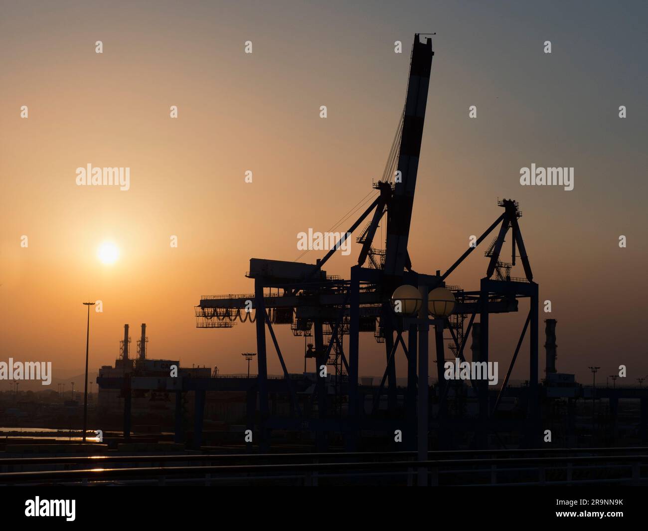 Der Hafen von Haifa ist der größte in Israel; er verfügt über einen ganzjährig betriebenen natürlichen Tiefwasserhafen und bedient sowohl Passagier- als auch Handelsschiffe. Es Stockfoto