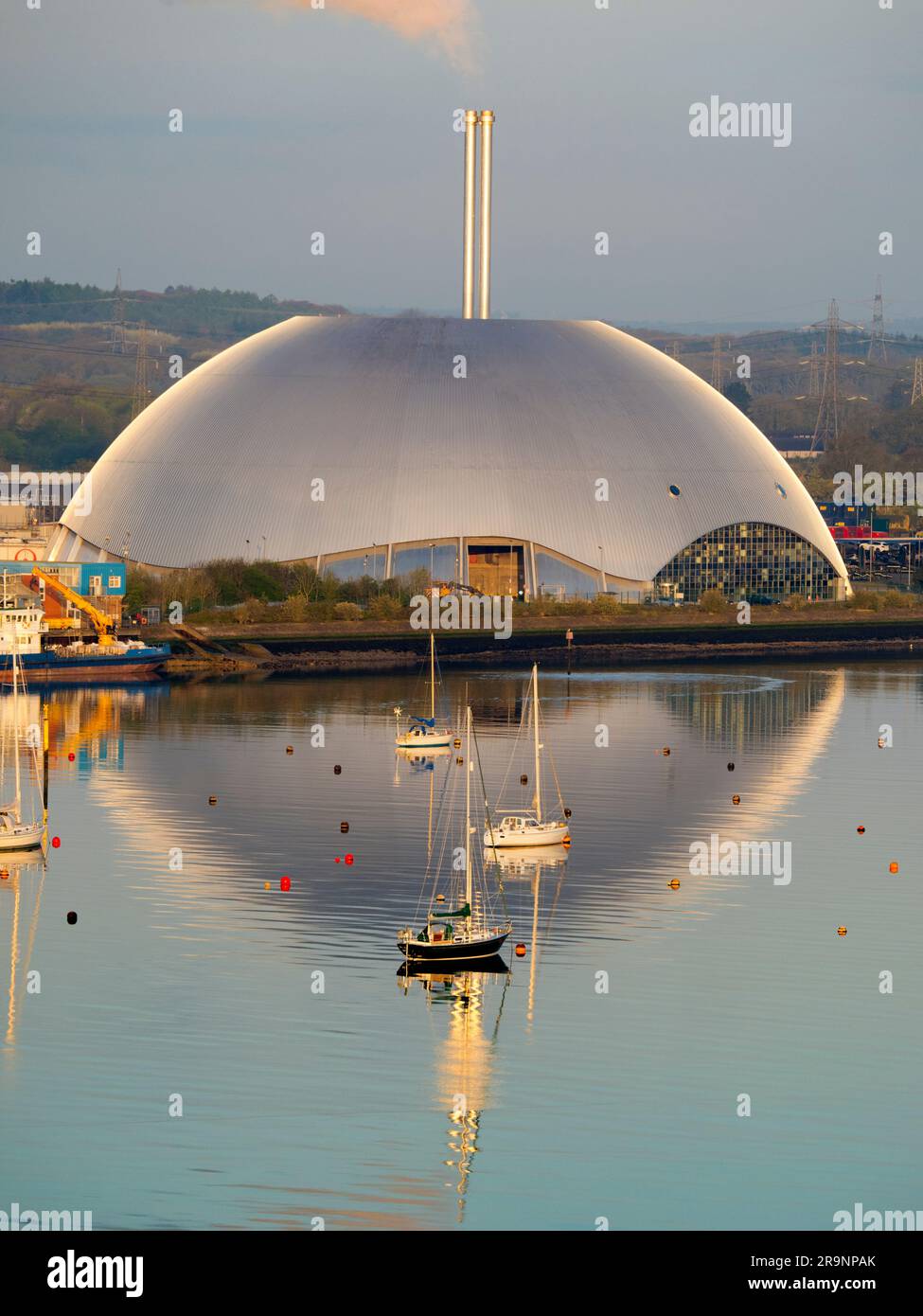 Der surreale, glitzernde Klumpen von Southampton Water ist Marchwood ERF, eine moderne, hochmoderne Abfallverbrennungsanlage i Stockfoto