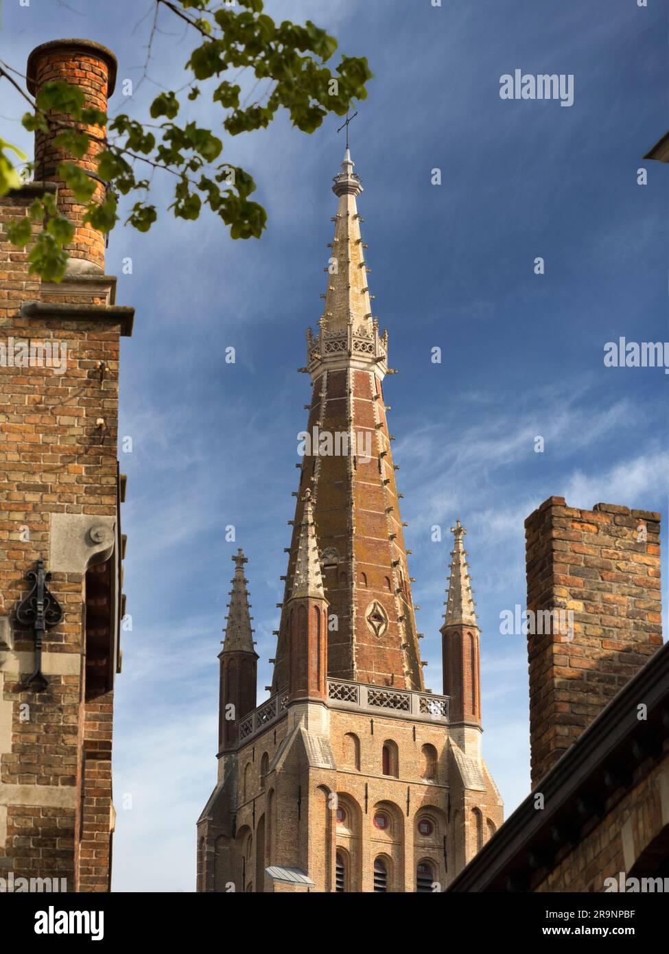 Mit ihrem Turm von 116m dominiert die katholische Frauenkirche Brügge die Stadt optisch. Es ist sein höchstes Bauwerk und der dritthöchste Ziegel Stockfoto