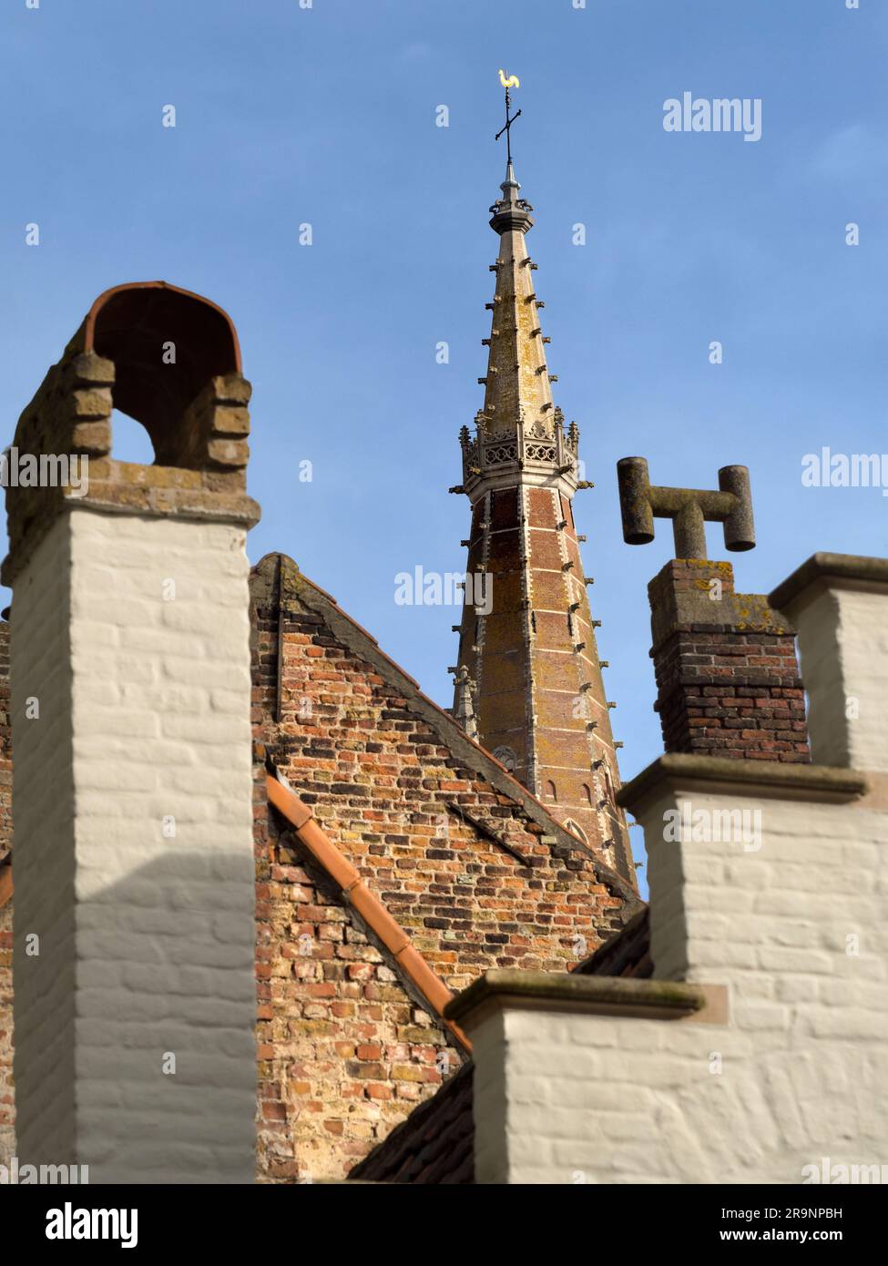 Mit ihrem Turm von 116m dominiert die katholische Frauenkirche Brügge die Stadt optisch. Es ist sein höchstes Bauwerk und der dritthöchste Ziegel Stockfoto