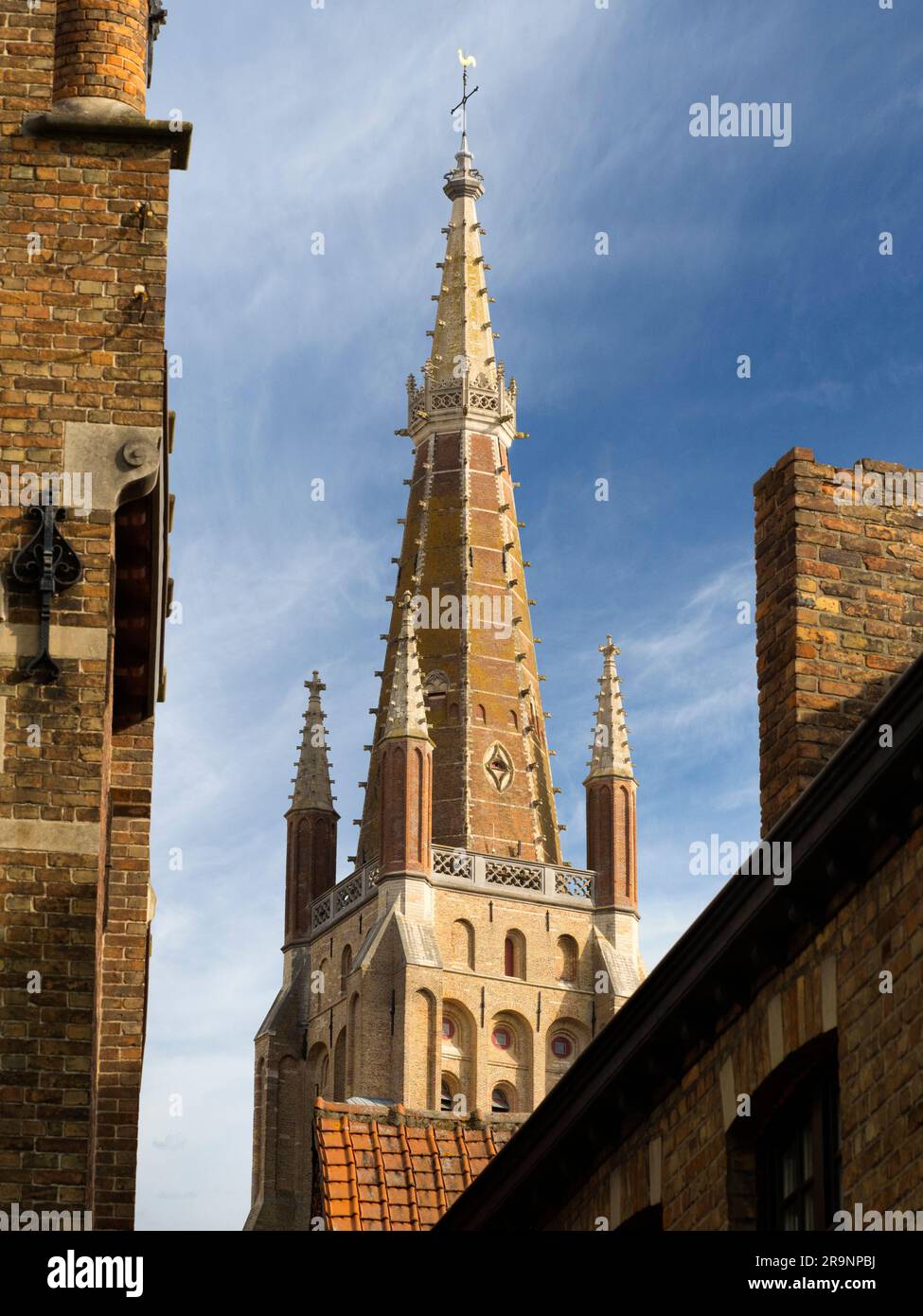 Mit ihrem Turm von 116m dominiert die katholische Frauenkirche Brügge die Stadt optisch. Es ist sein höchstes Bauwerk und der dritthöchste Ziegel Stockfoto