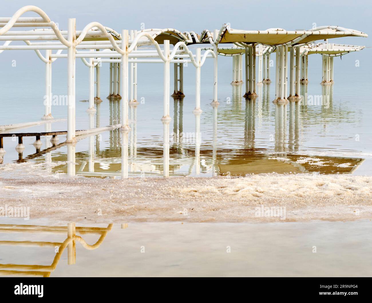 Eingebettet in ein Grabtal zwischen Jordanien im Osten und Israel im Westen liegt ein ungewöhnlicher Salzsee, der zufällig der niedrigste landgestützte See ist Stockfoto
