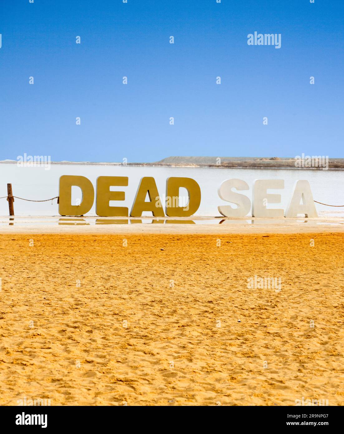 Eingebettet in ein Grabtal zwischen Jordanien im Osten und Israel im Westen liegt ein ungewöhnlicher Salzsee, der zufällig der niedrigste landgestützte See ist Stockfoto