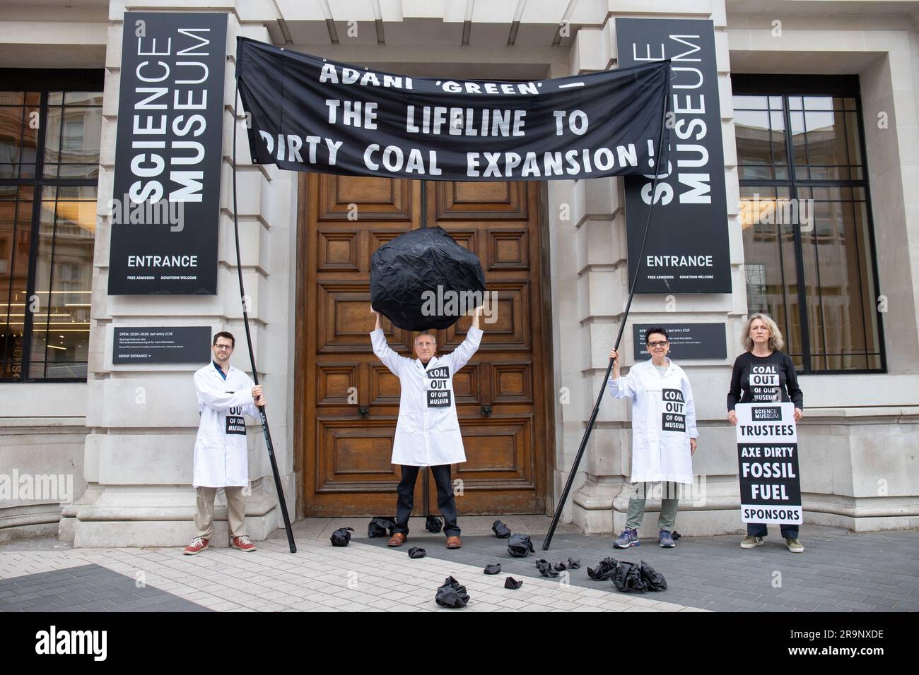 London, Großbritannien. 28. Juni 2023. Extinction Rebellion Wissenschaftler veranstalten eine Aktion im Science Museum, in der sie ihre Zusammenarbeit mit Adani, London, England, UK, beenden. Credit: Denise Laura Baker/Alamy Live News Stockfoto