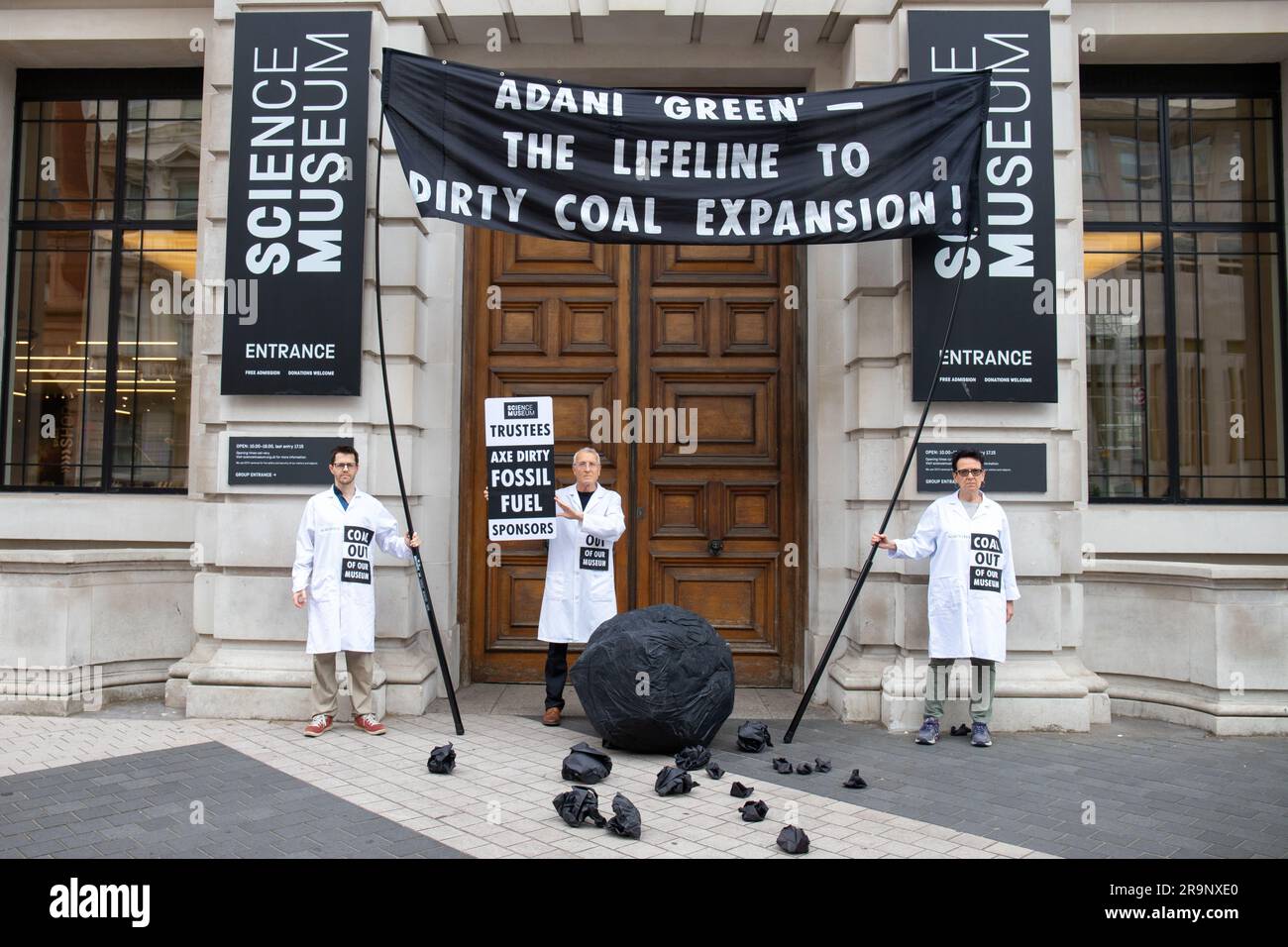 London, Großbritannien. 28. Juni 2023. Extinction Rebellion Wissenschaftler veranstalten eine Aktion im Science Museum, in der sie ihre Zusammenarbeit mit Adani, London, England, UK, beenden. Credit: Denise Laura Baker/Alamy Live News Stockfoto