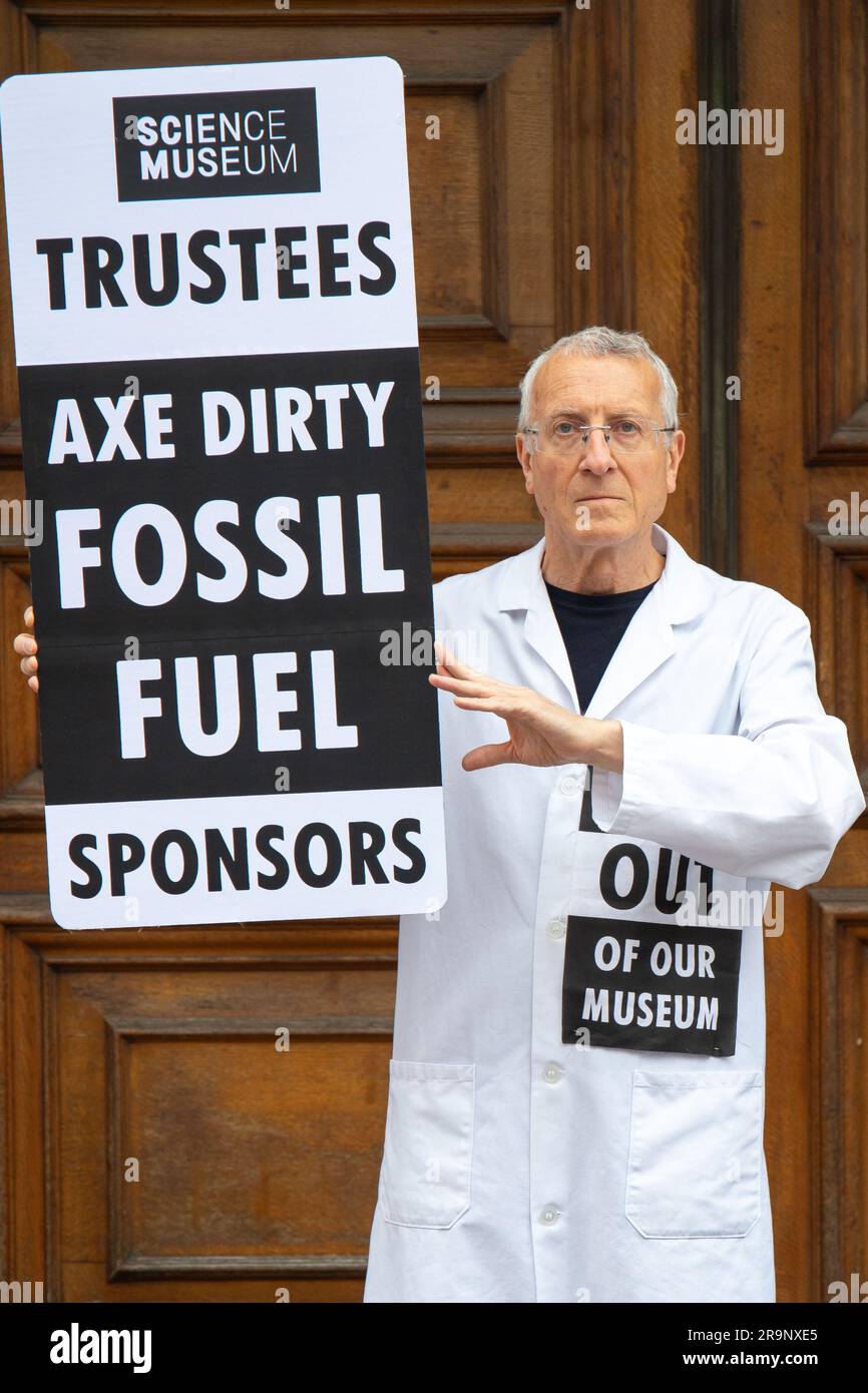 London, Großbritannien. 28. Juni 2023. Extinction Rebellion Wissenschaftler veranstalten eine Aktion im Science Museum, in der sie ihre Zusammenarbeit mit Adani, London, England, UK, beenden. Credit: Denise Laura Baker/Alamy Live News Stockfoto