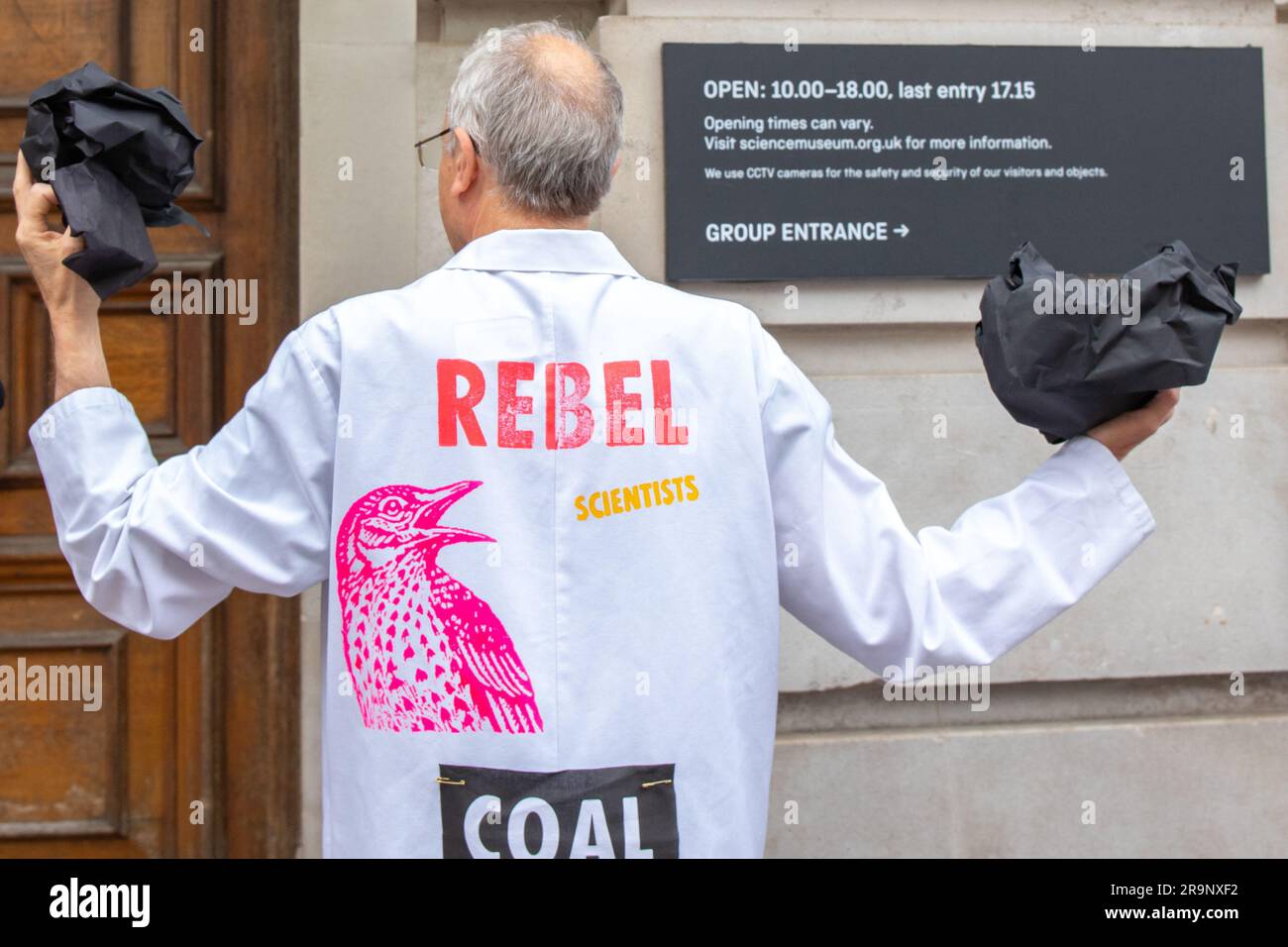 London, Großbritannien. 28. Juni 2023. Extinction Rebellion Wissenschaftler veranstalten eine Aktion im Science Museum, in der sie ihre Zusammenarbeit mit Adani, London, England, UK, beenden. Credit: Denise Laura Baker/Alamy Live News Stockfoto