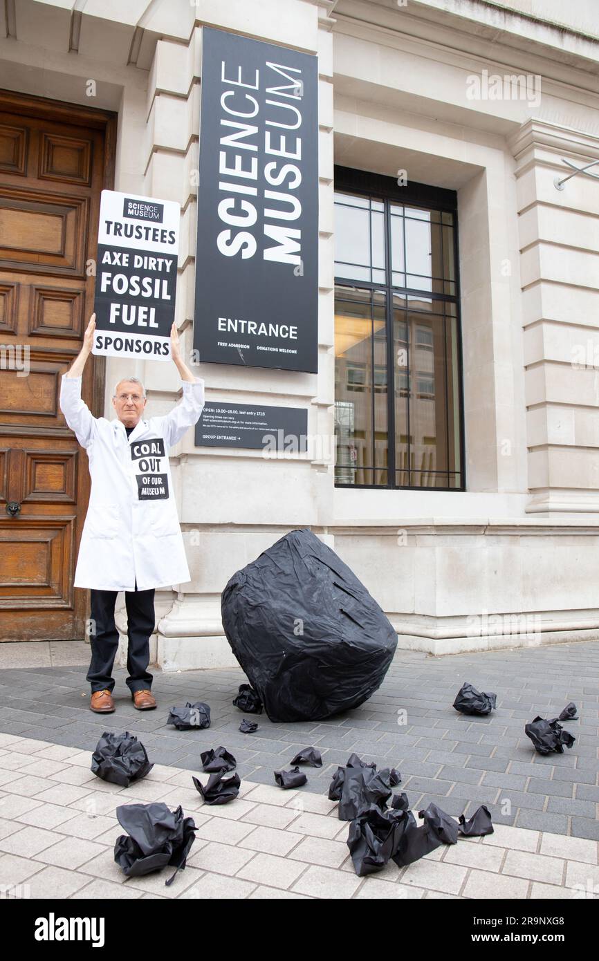 London, Großbritannien. 28. Juni 2023. Extinction Rebellion Wissenschaftler veranstalten eine Aktion im Science Museum, in der sie ihre Zusammenarbeit mit Adani, London, England, UK, beenden. Credit: Denise Laura Baker/Alamy Live News Stockfoto