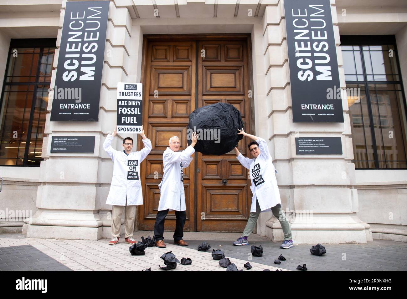 London, Großbritannien. 28. Juni 2023. Extinction Rebellion Wissenschaftler veranstalten eine Aktion im Science Museum, in der sie ihre Zusammenarbeit mit Adani, London, England, UK, beenden. Credit: Denise Laura Baker/Alamy Live News Stockfoto