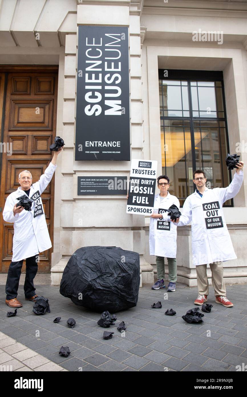 London, Großbritannien. 28. Juni 2023. Extinction Rebellion Wissenschaftler veranstalten eine Aktion im Science Museum, in der sie ihre Zusammenarbeit mit Adani, London, England, UK, beenden. Credit: Denise Laura Baker/Alamy Live News Stockfoto