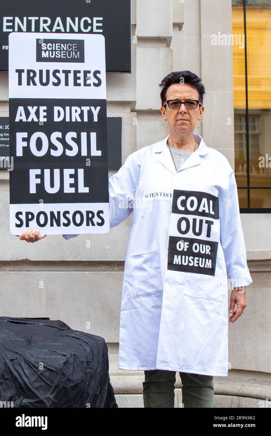 London, Großbritannien. 28. Juni 2023. Extinction Rebellion Wissenschaftler veranstalten eine Aktion im Science Museum, in der sie ihre Zusammenarbeit mit Adani, London, England, UK, beenden. Credit: Denise Laura Baker/Alamy Live News Stockfoto