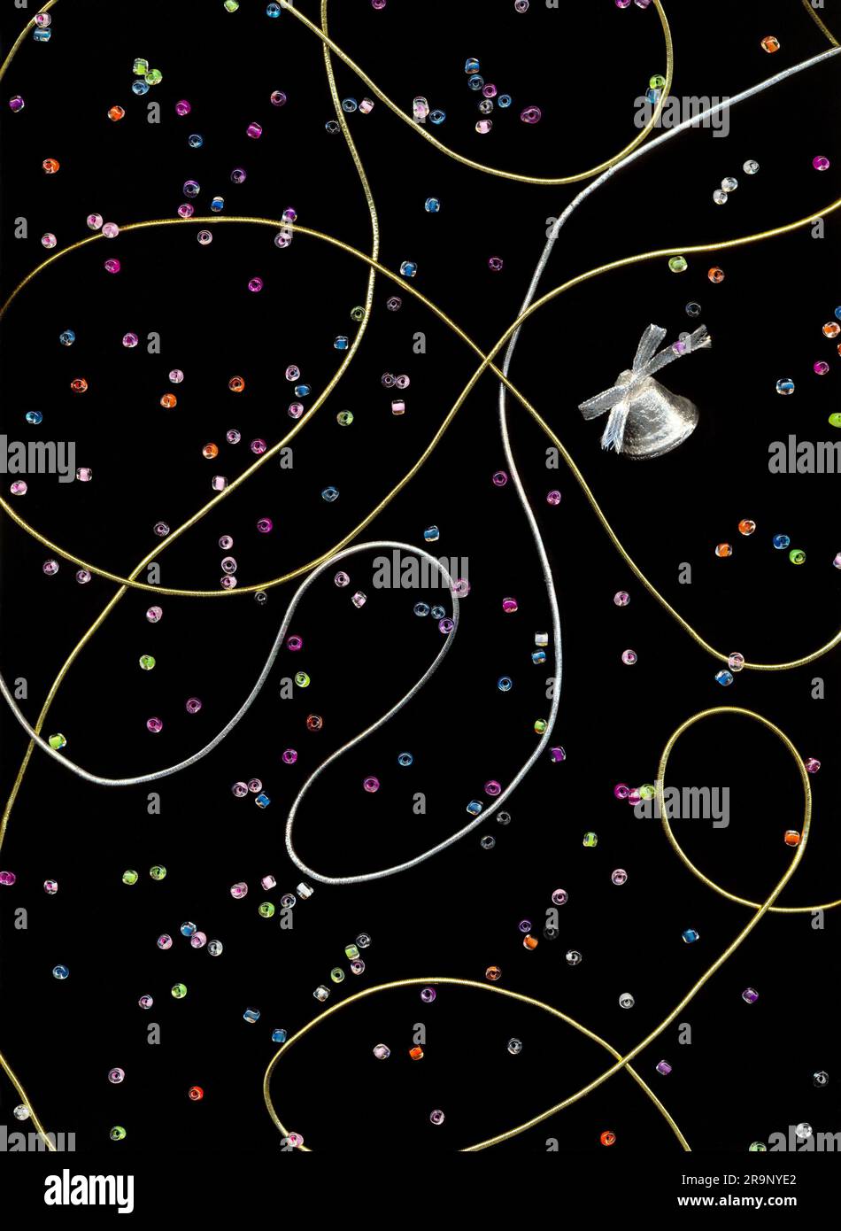 Bunte Glasperlen und Bänder auf schwarzem, festlichem Hintergrund. Handwerksvorräte für Kinder, Hobby der Schmuckherstellung Stockfoto