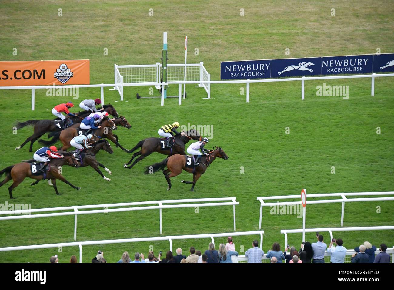 Newbury, Großbritannien. 27. Juni 2023 Secret Strength (3), geritten von Luke Catton, hielt den Night Arc (7) zurück, bevor er die 20,25 Maurice Adams Memorial Handicap Stakes auf der Rennbahn Newbury, Großbritannien, gewinnen konnte. Kredit: Paul Blake/Alamy Live News. Stockfoto