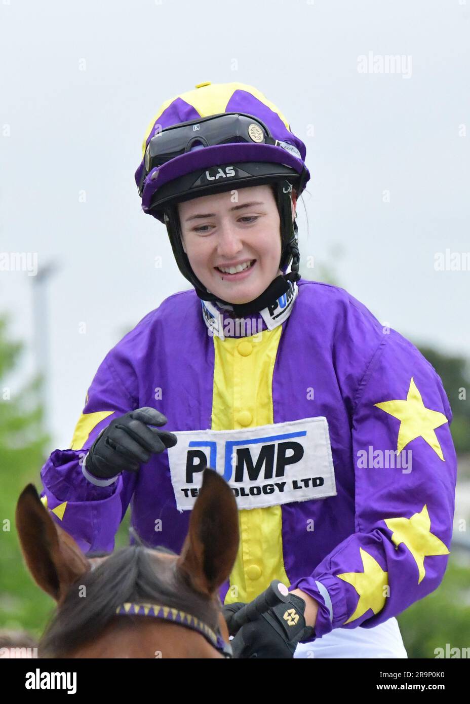 Newbury, Großbritannien. 27. Juni 2023 Olivia Tubb begrüßt die Menge, nachdem sie die 17,30 Apprentice Handicap Stakes bei Mrembo auf der Rennbahn Newbury, Großbritannien, gewonnen hat. Kredit: Paul Blake/Alamy Live News. Stockfoto