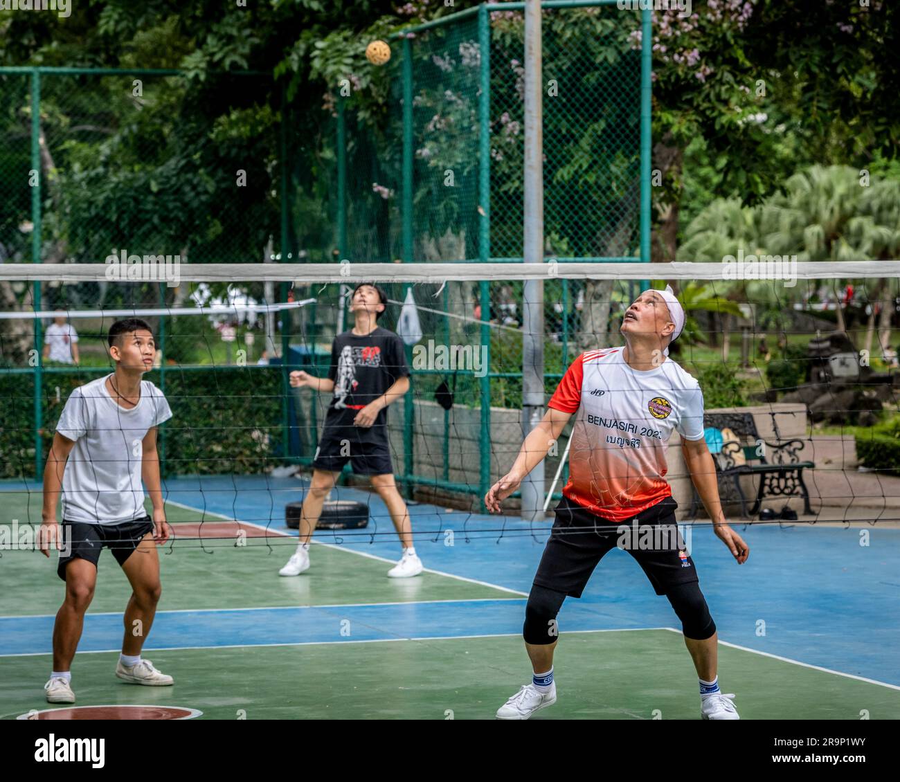 Bangkok, Thailand. 25. Juni 2023. Thailändische Einheimische können im Benchasiri Park Sepak Takraw spielen. Sepak Takraw oder calledÂ Thailands akrobatischer Volleyball ist einer der beliebtesten Sportarten in Südostasien, der mit einem Ball aus ofÂ rattanÂ oder synthetischem Kunststoff gespielt wird, bei dem die Spieler den Ball nur mit ihren Füßen, Körper oder Kopf berühren dürfen. (Kreditbild: © Nathalie Jamois/SOPA Images via ZUMA Press Wire) NUR REDAKTIONELLE VERWENDUNG! Nicht für den kommerziellen GEBRAUCH! Stockfoto