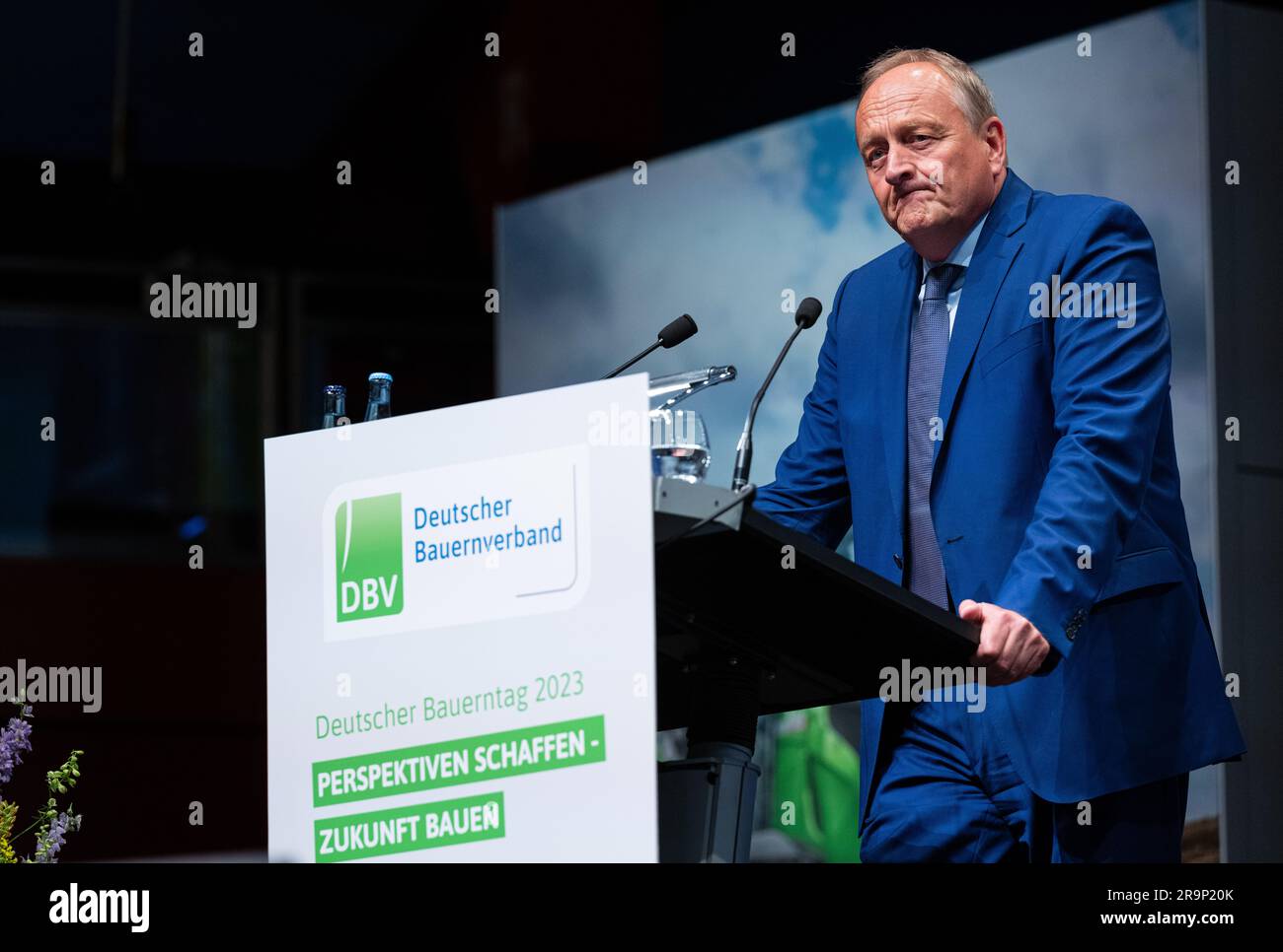 28. Juni 2023, Nordrhein-Westfalen, Münster: Joachim Rukwied, Präsident des Deutschen Bauernverbandes, wird am Deutschen Bauerntag 2023 sprechen. Unter dem Motto „Perspektiven schaffen – die Zukunft gestalten“ findet die 91. Generalversammlung vom 28. Bis 29. Juni 2023 in Münster statt. Foto: Guido Kirchner/dpa Stockfoto