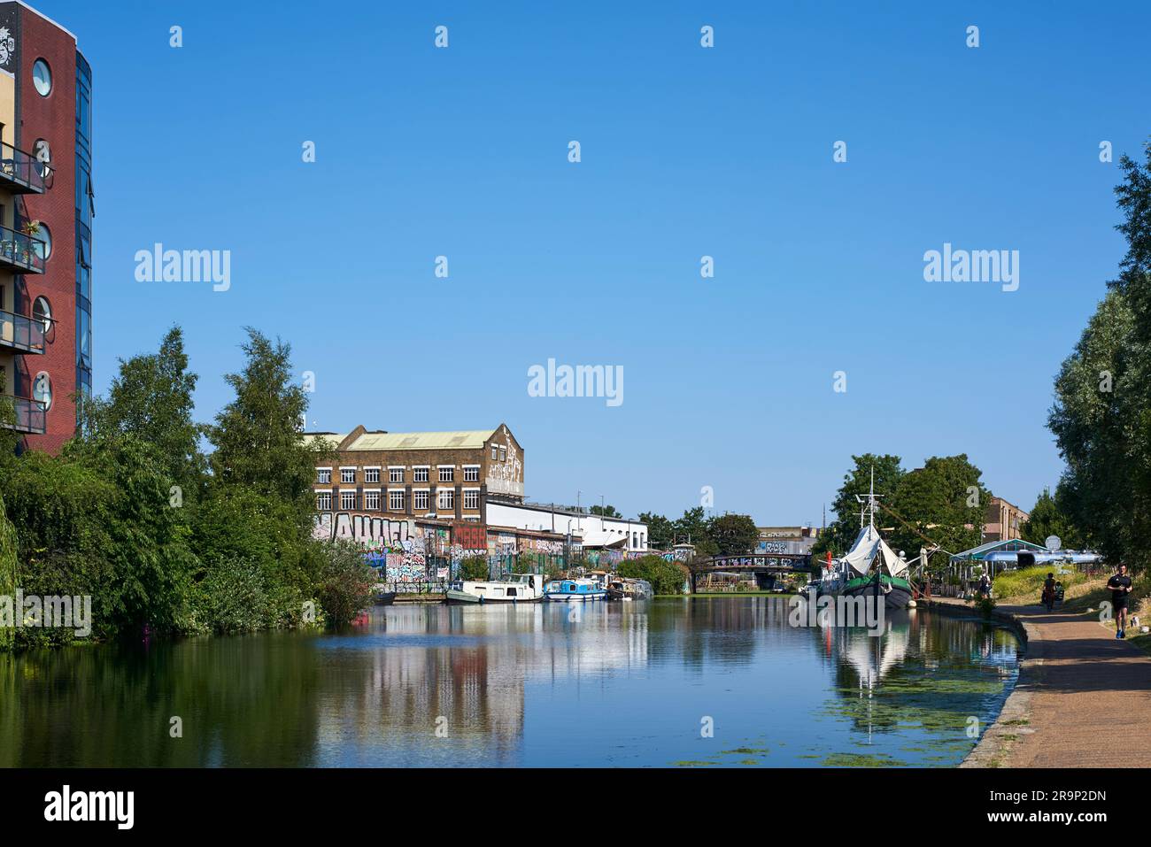 Die Navigation auf dem Fluss Lea im Sommer mit Blick auf Hackney Wick, East London, Großbritannien Stockfoto