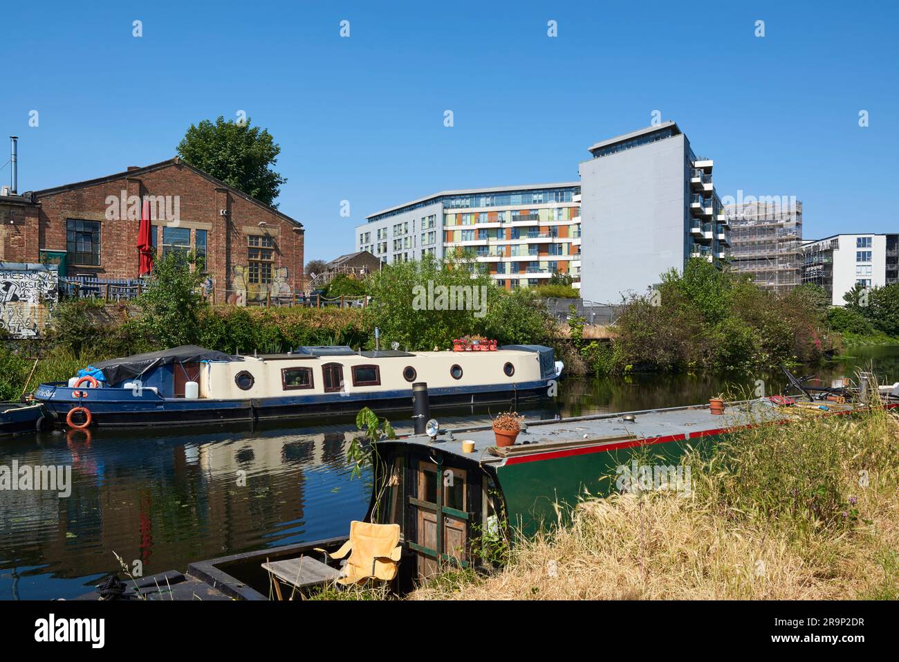 Schmalboote, die im Sommer an der Lea Navigation in der Nähe von Bromley-by-Bow, East London UK, festgemacht wurden Stockfoto