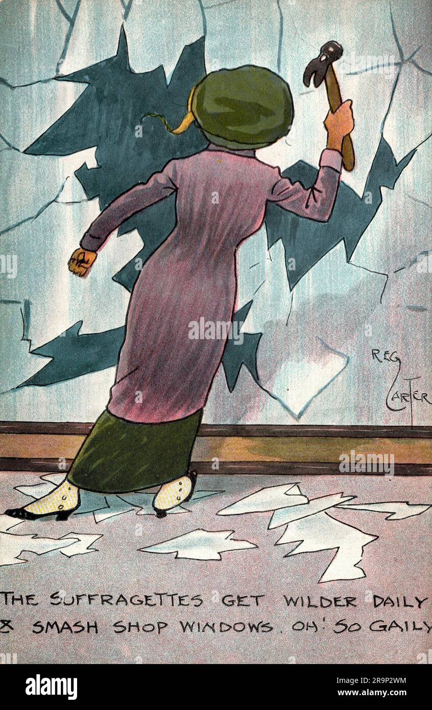 Die Anti-Wahlrecht-Comic-Karte zeigt eine Suffragette, die einen grünen Hut, einen lila Mantel und weiße Strümpfe trägt, einen Hammer schwingt und ein Kaufhaus-Fenster zertrümmert, aufgedruckte Aufschrift auf der Vorderseite: „Die Suffragetten werden täglich wilder und zerschlagen die Schaufenster! So fröhlich, "Reg Carter". Stockfoto