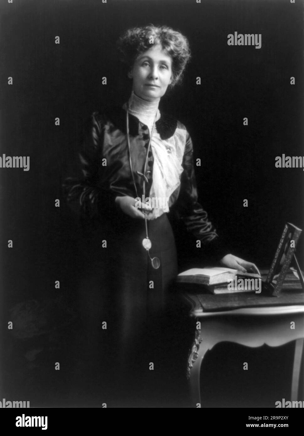 Die soziale und politische Union der Frauen (WSPU) war eine politische Bewegung, die nur Frauen einbezieht, und eine führende militante Organisation, die von 1903 bis 1918 im Vereinigten Königreich für das Wahlrecht der Frauen kämpfte. Die Mitglieder und Richtlinien des Unternehmens, die seit 1906 als Suffragetten bekannt sind, wurden streng von Emmeline Pankhurst und ihren Töchtern Christabel und Sylvia kontrolliert. Stockfoto