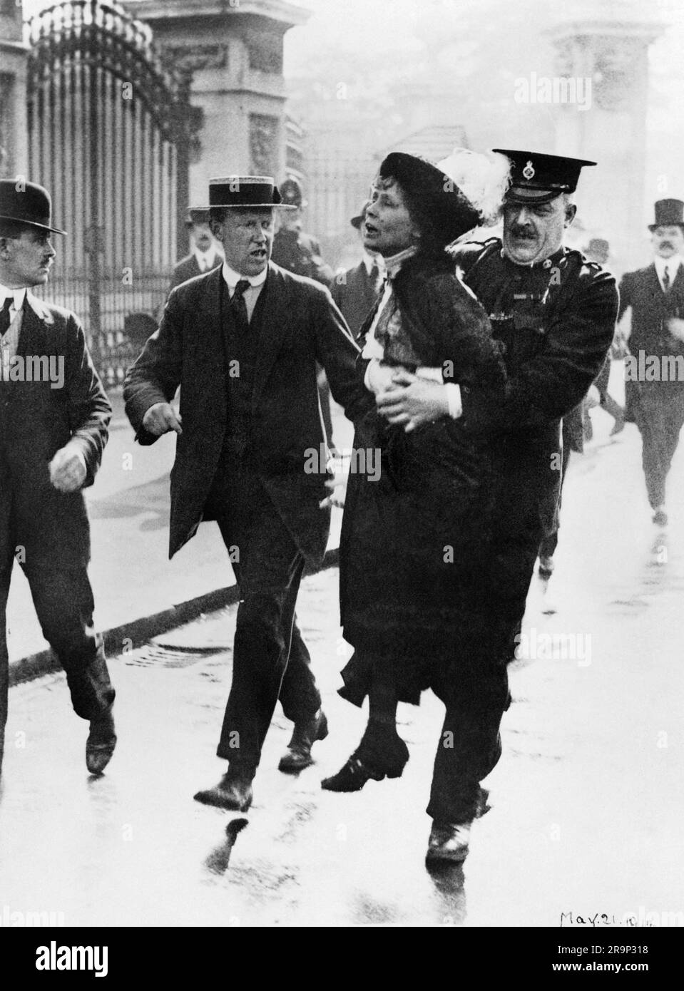 Emmeline Pankhurst, Wahlkampfkandidatin, wird von der Polizei vor dem Buckingham Palace festgenommen, während sie im Mai 1914 versucht, George V. eine Petition vorzulegen Stockfoto