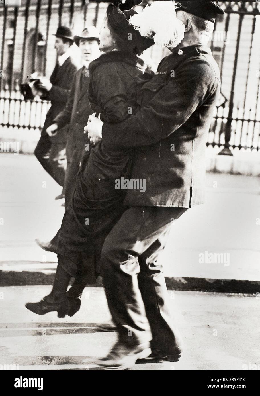 Die Wahlkampfkandidatin Emmeline Pankhurst wurde im Buckingham Palace verhaftet. Stockfoto