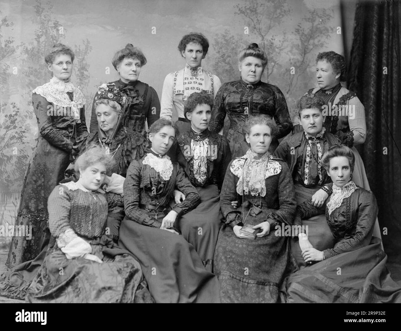 Frauenwahlliga von New South Wales, 1902, hintere Reihe, (L bis R) Frau Jackson (Präsidentin der Redfern-Filiale), Frau Wynn (Präsidentin der Annandale-Filiale), Frau Caldwell (Camperdown), Frau T. Parkes (Präsidentin der Toxteth-Liga), Frau Hansen (Präsidentin der Newtown-Filiale). Mittlere Reihe, Sitzplatz, Frau McDonald (Präsidentin der Zweigstelle Glebe), Frau Annie Golding (Organisatorin der Zweigstelle Vereinigte Staaten), Frau Chapman (Sekretärin der Zweigstelle Redfern), erste Reihe, Sitzplatz, Frau C. Martel (Sekretärin der Zentralen Liga), Frau Belle Golding (Sekretärin der Newtown Br Stockfoto