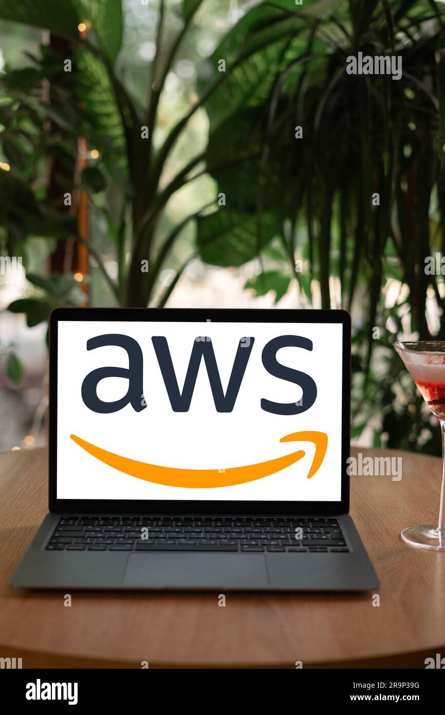 Odessa, Ukraine - 14. Juni 2023: Laptop mit AWS-Logo. AWS ist eine Tochtergesellschaft von Amazon, die On-Demand-Cloud-Computing-Plattformen anbietet Stockfoto