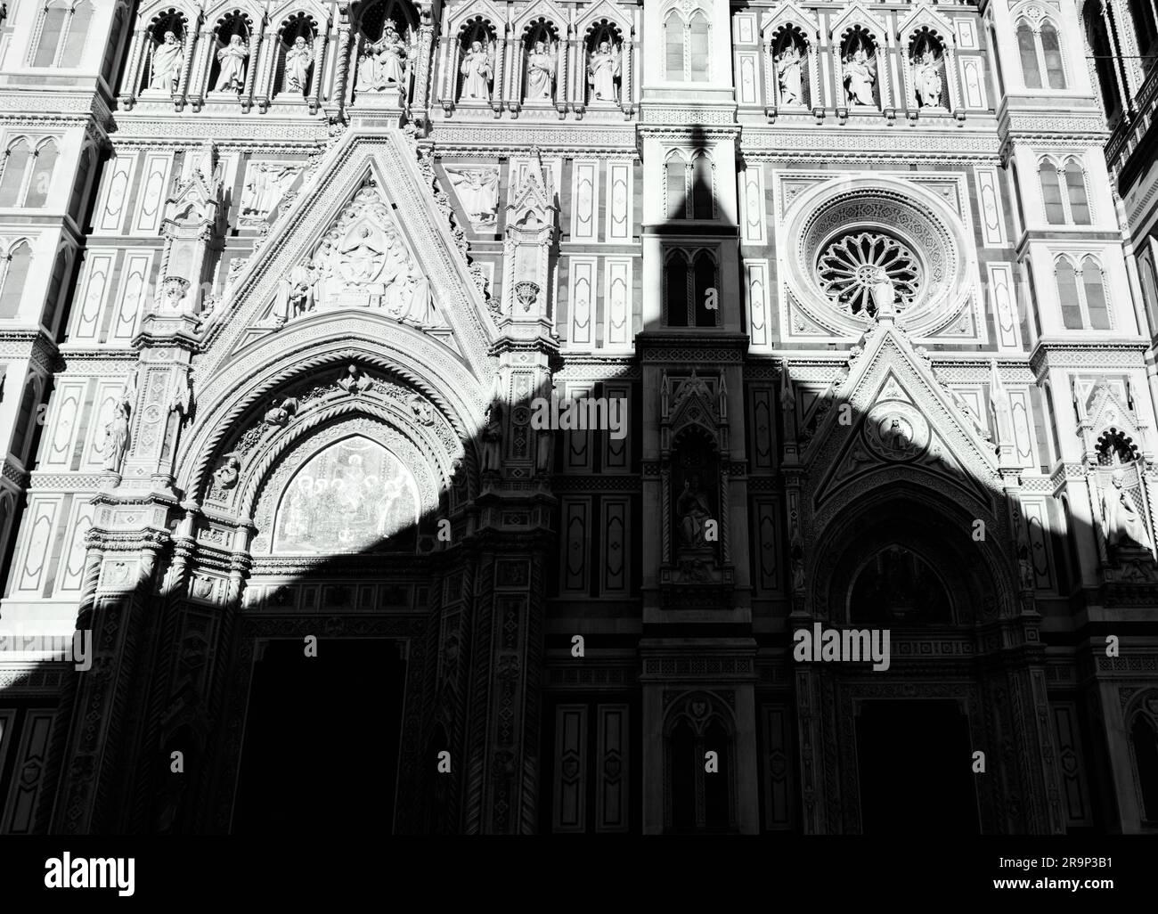 Silhouette des Baptisteriums von San Giovanni an der Fassade der Kathedrale von Florenz, Italien Stockfoto