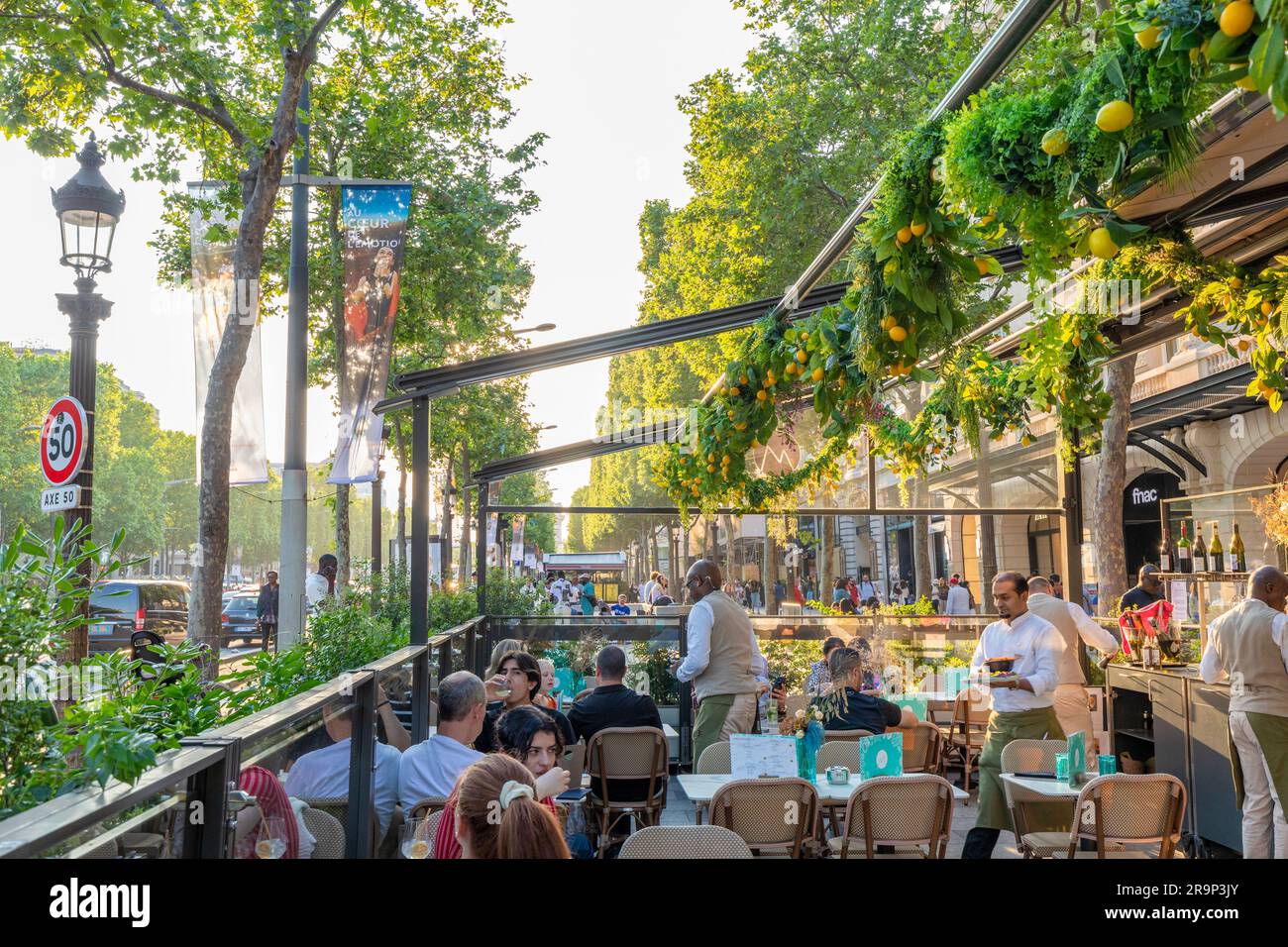 Restaurant auf der Avenue des Champs-Elysees, Paris, Frankreich, Westeuropa Stockfoto