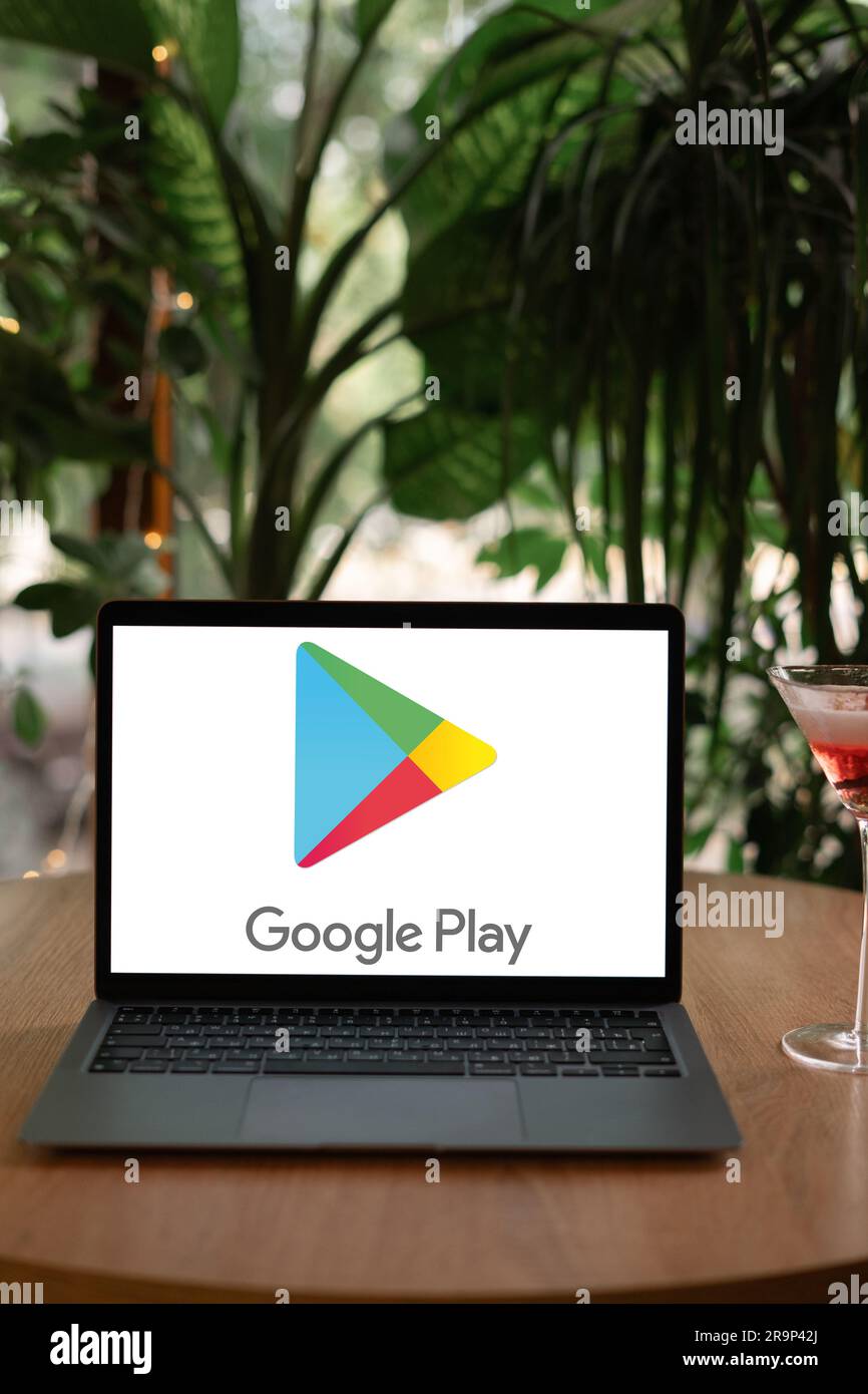 Odessa, Ukraine - 14. Juni 2023: Google Play-Anwendung auf dem Laptop-Bildschirm im Café. Google Play ist ein App Store für Windows. Stockfoto