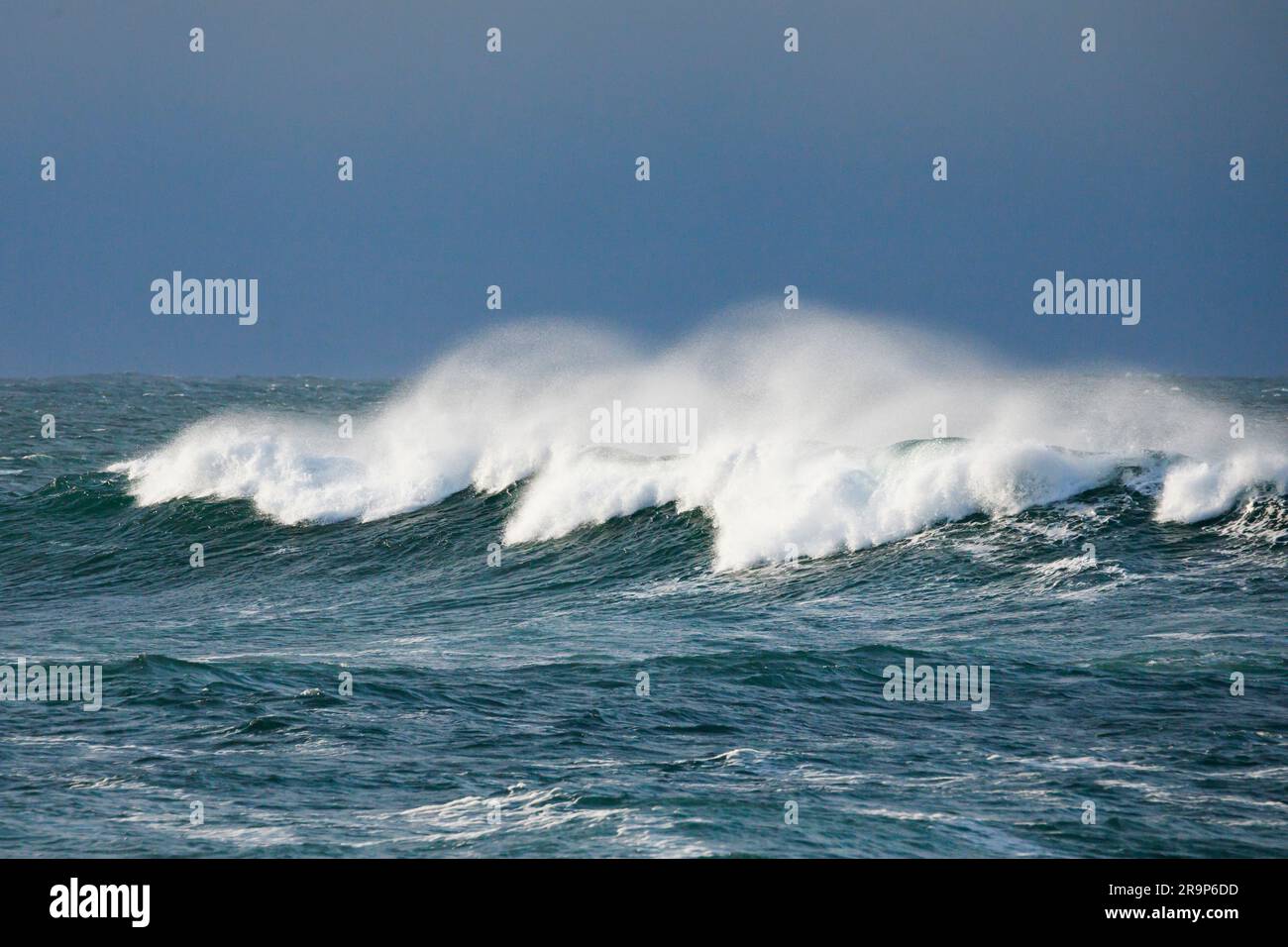 Eine große Welle brach auf dem offenen Meer vor Brest, Frankreich Stockfoto