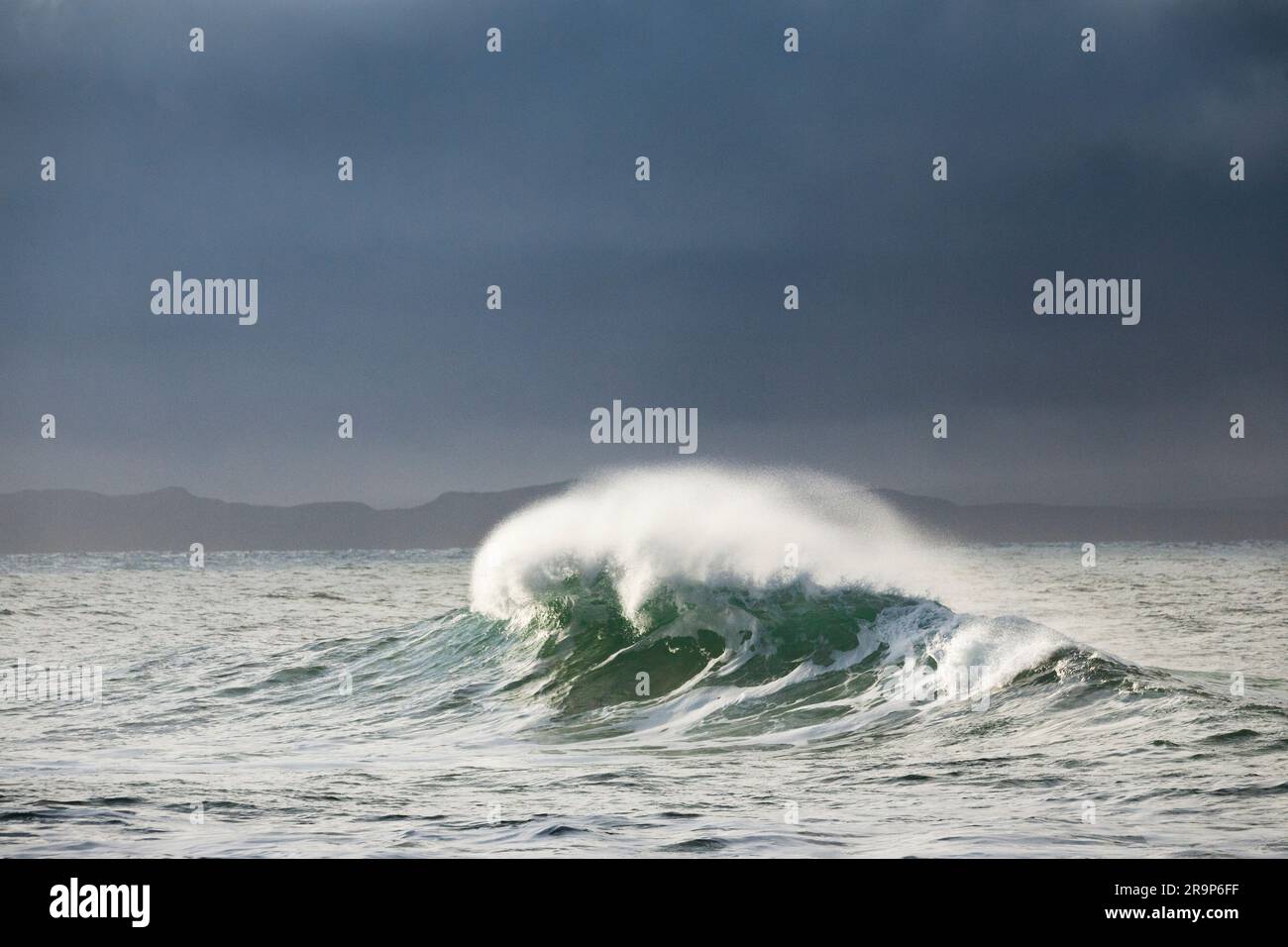 Wellen brechen im Wintersturm auf offener See vor der Nordküste Irlands. Fintra Beach in der Grafschaft Donegal Stockfoto