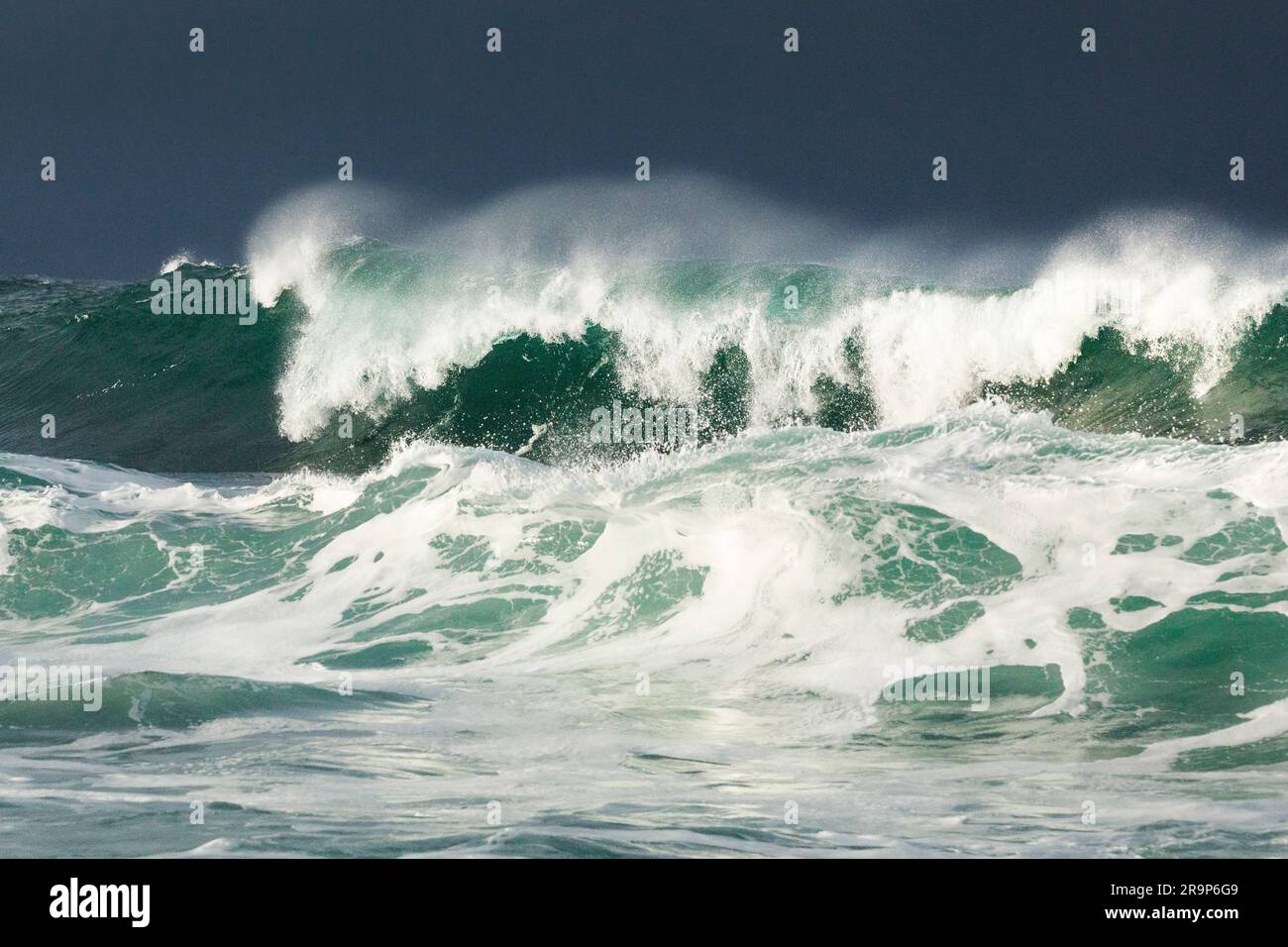 Große Wellen brechen im Wintersturm auf offener See vor der Nordküste Irlands. Fintra Beach in der Grafschaft Donegal Stockfoto