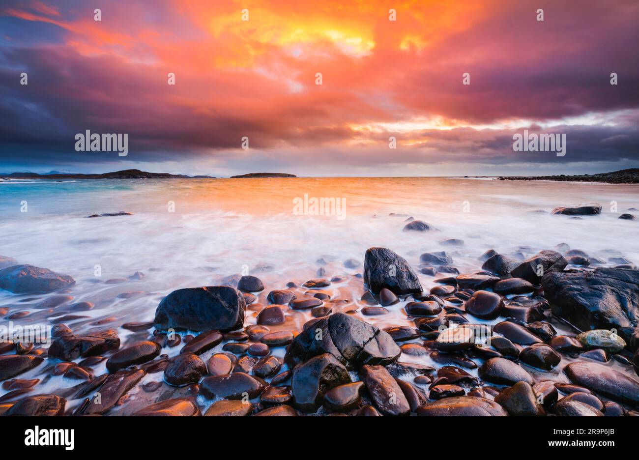 Sonnenuntergang an einem steinigen Strand in der Nähe von Achiltibuie an der Westküste Schottlands. Großbritannien Stockfoto