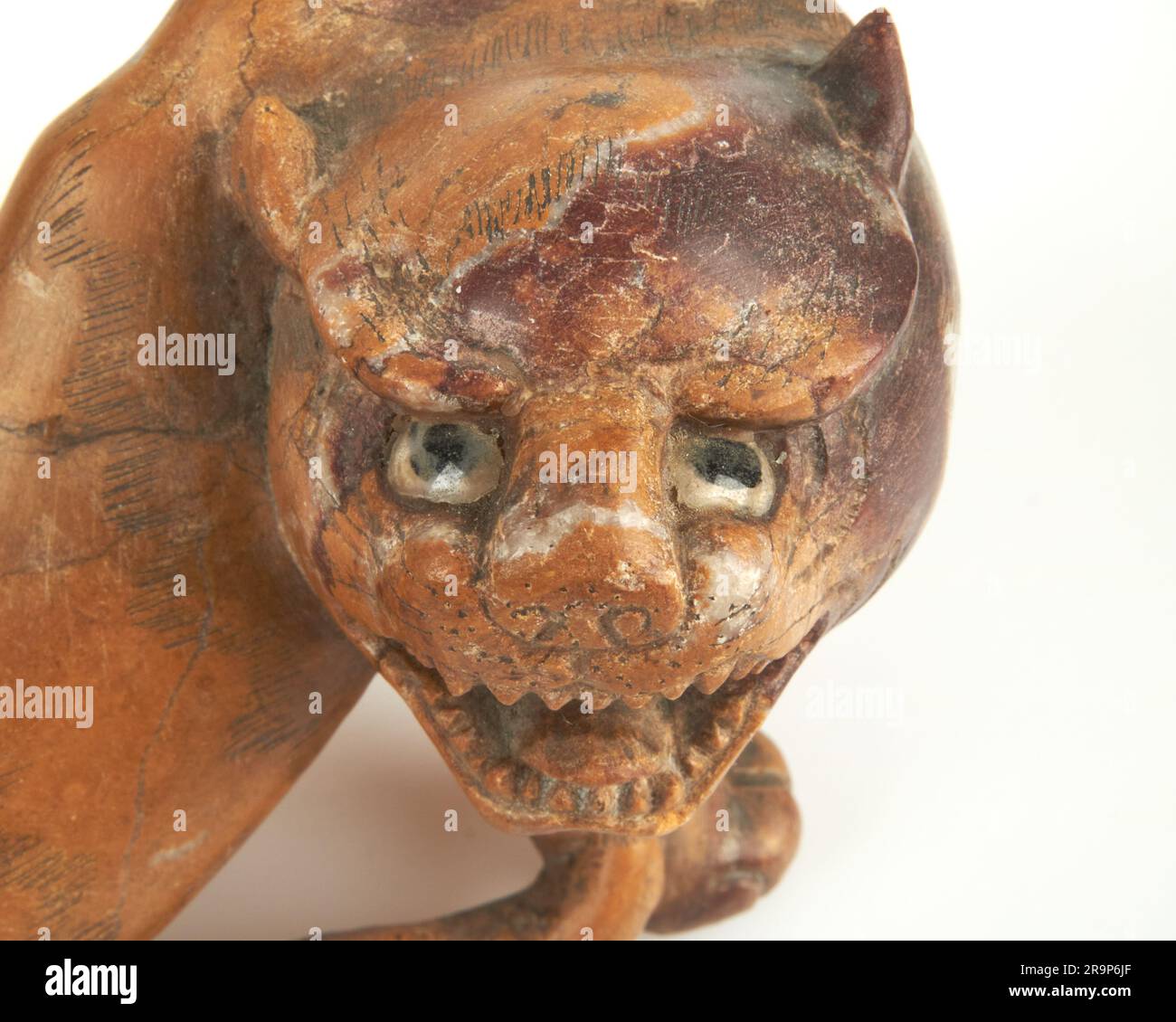 Antiker chinesischer handgeschnitzter Steinlöwe auf Holzständer Stockfoto
