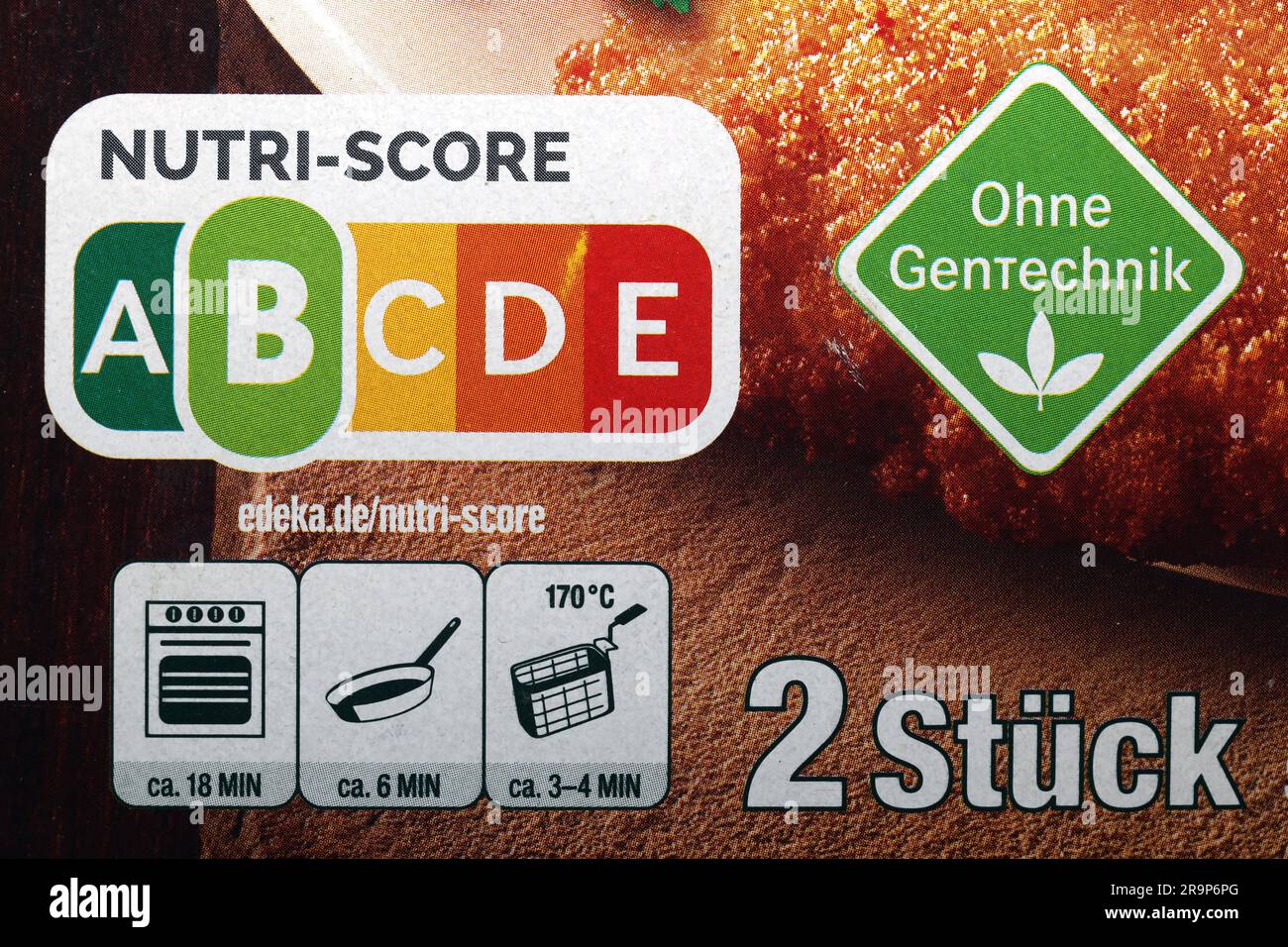 Auf einer Kartonverpackung mit Schnitzeln wurden verschiedene Informationen über den Nährwert aufgedruckt. Deutschland Stockfoto