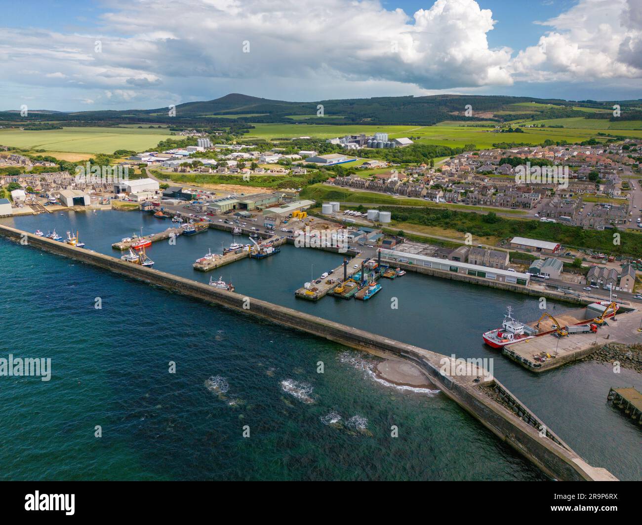 Luftdrohnenfoto von Buckie. Buckie ist eine Hafenstadt in Moray, Schottland. Stockfoto