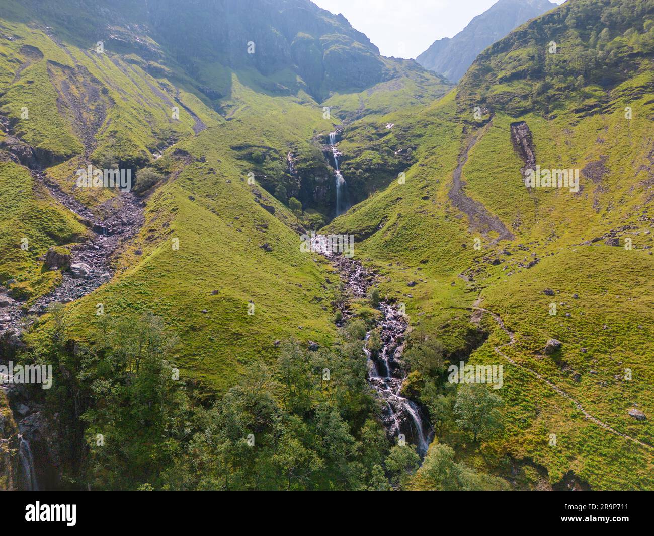 Luftaufnahme eines Wasserfalls in der Nähe von Glencoe in Schottland. Stockfoto