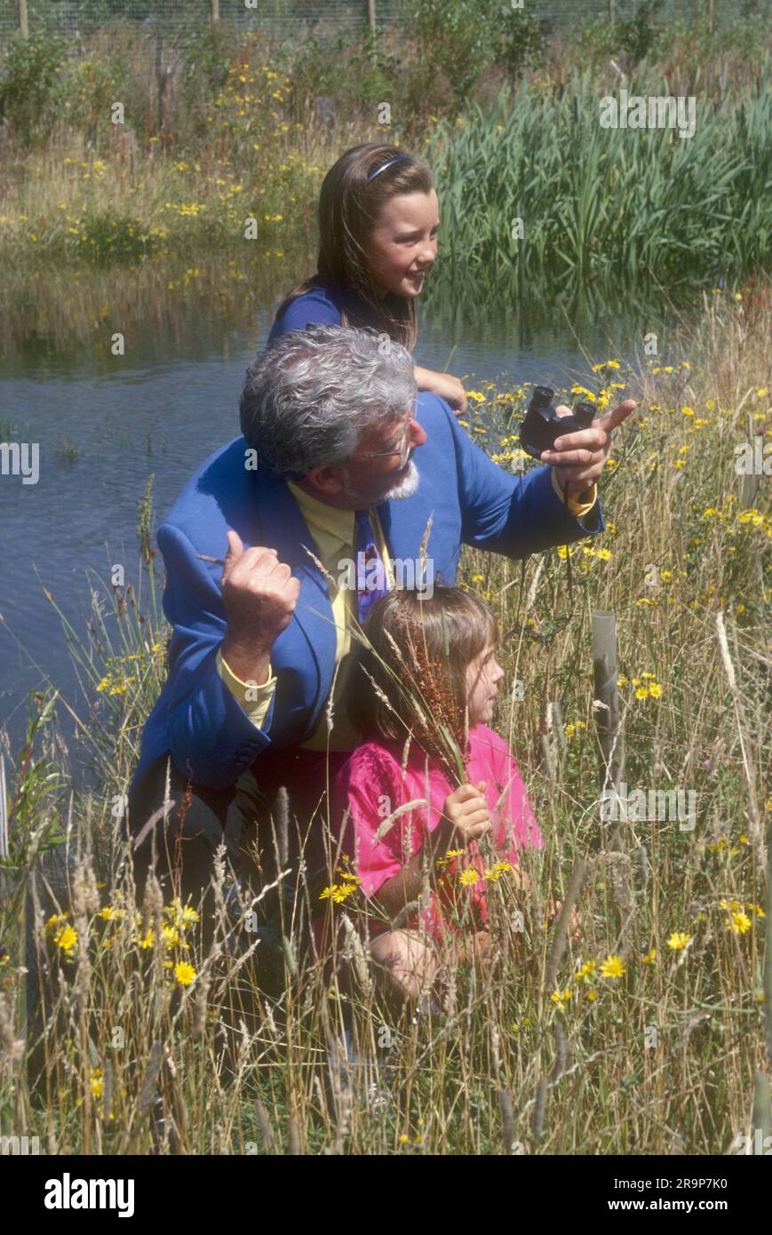 Rolph Harris mit zwei Kindern im Wetland Reserve Wales UK Stockfoto