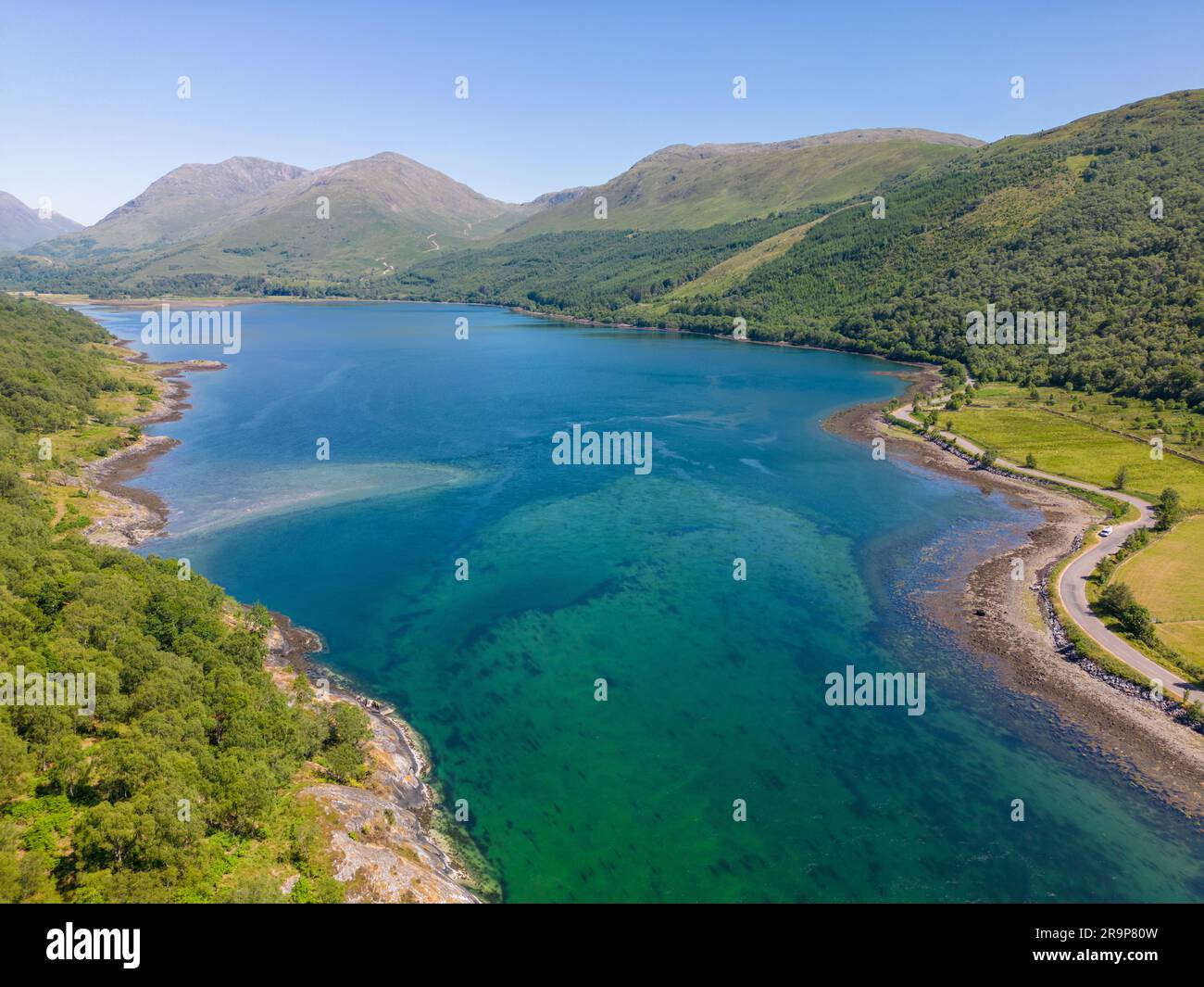 Drohnenfoto von Loch Creran in Schottland. Der See hat ein wunderschönes türkisfarbenes Wasser und ist von grünen Bergen umgeben. Stockfoto