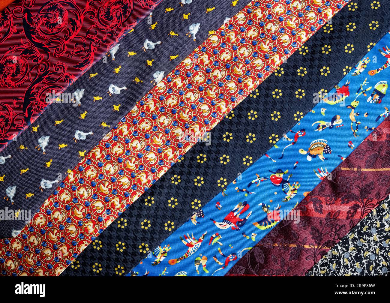 Anordnung von Krawatten für Männer, einschließlich Charvet, Hermès, Turnbull und Asser, Duchamp, Lanvin. Stockfoto