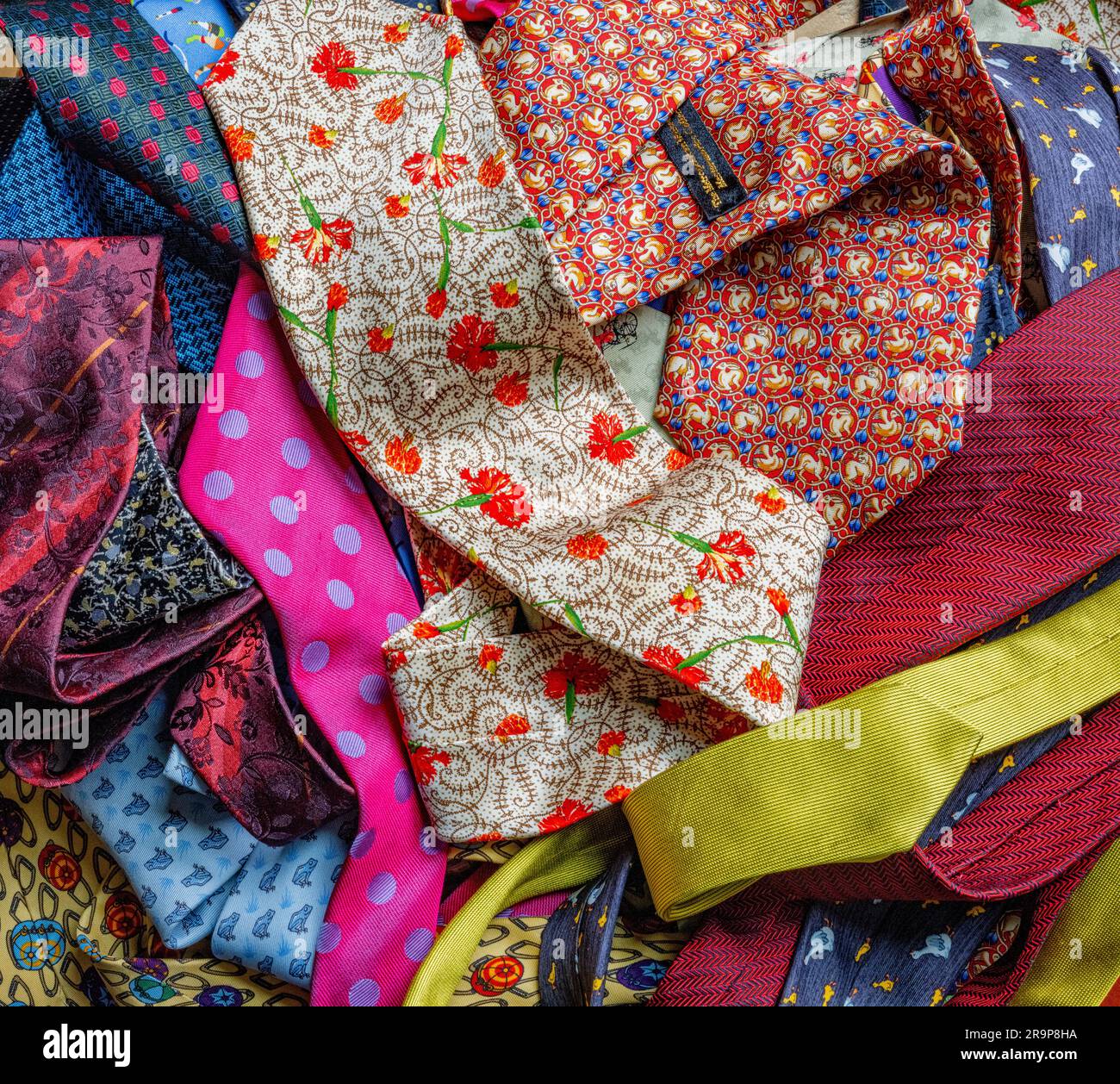 Anordnung von Krawatten für Männer, einschließlich Charvet, Hermès, Turnbull und Asser, Duchamp, Lanvin. Stockfoto